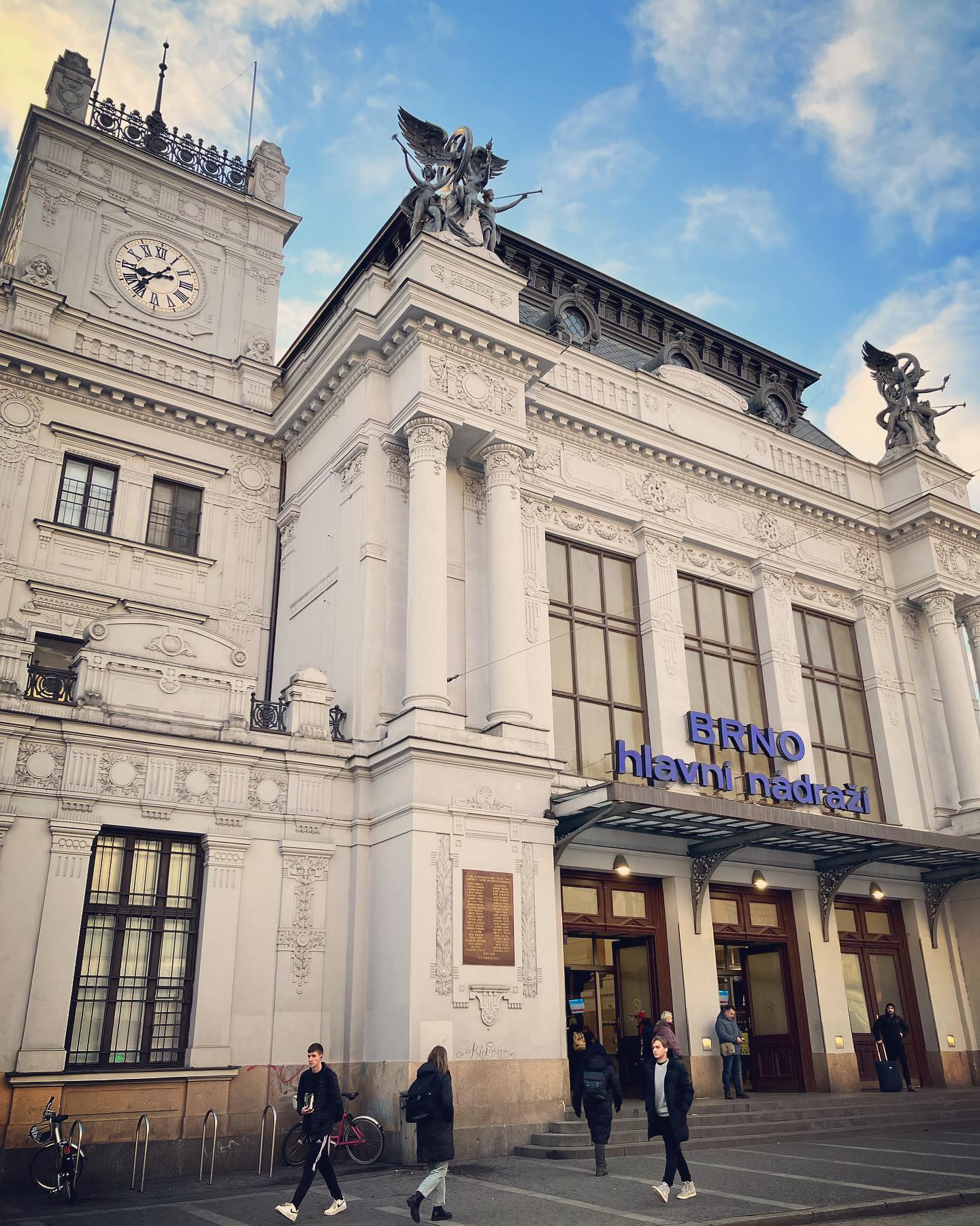 Brünner Hauptbahnhof gehört zu den ältesten Bahnhöfen der Welt (gebaut 1839). Die zweitgrößte Stadt Tschechiens liegt nur etwa 90 Minuten von Wien entfernt. Waren Sie schon mal da?
#brno #brünn #hauptbahnhof #mähren #tschechien #bahn #reisen #zugverkehr #winter #historischegebäude #geschichte #trains #trainstation #moravia #czechia