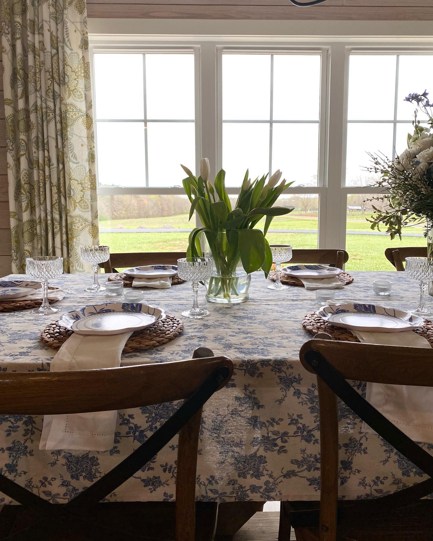 One of my favorite views. 🤎
.
.
.
#barbosainteriors #barbosainteriorsblog #newblogpost #spring #tablescape #tabledecor #springtable #cltinteriors #charlottedesign #charlotteinteriordesign #homedecorinspo #minimalistliving #minimalisthome #mydomainehome #homeinspo #neutralinteriors #thesimplenaturalhome #designboard #designmoodboard #conceptboard #idcoathome #howihome #SOdomino #houseofpaz #bhilivebeautifully