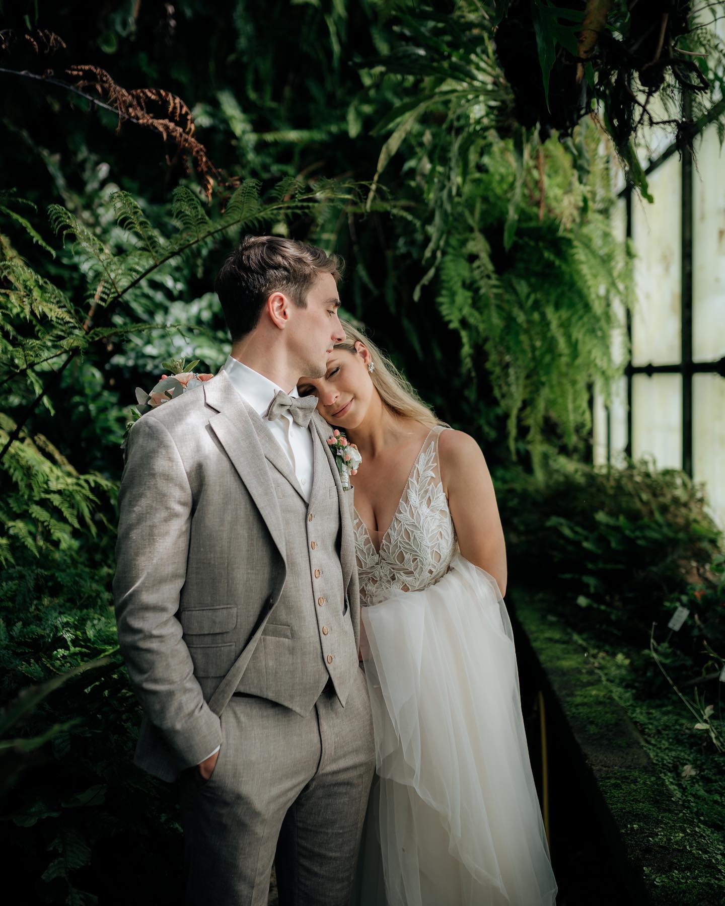 Eine wunderschöne Hochzeit aus dem vorletzten Jahr und dazu noch so ein liebes Brautpaar.
Ich liebe so außergewöhnliche Shooting Locations und bin immer wieder von den Ergebnissen begeistert.
🌱🌴🌿
#hochzeitsfotografie #hochzeitsfotograf #weddingphotographer #weddingphotography #hochzeitsfotos #hochzeitsinspo #bridetobe2024 #elopement #destinationwedding #brautpaarshooting #verlobungsshooting #modernweddingphotography #cleanphotography #göttingen #hamburg #bremen #hannover #braunschweig #bielefeld #hildesheim #oldenburg #celle #elegantwedding #bridetobe