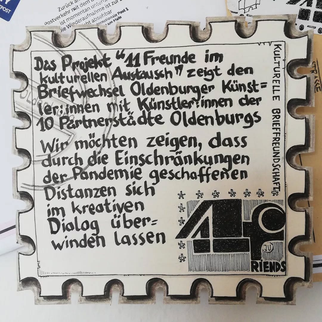 Oldenburgers Partnerstädte durch die Augen der Künstler kennenlernen: Oldenburger Künstler:innen, die in Text und Bild einen Einblick in die Künstlerseele gewähren.
Herausforderungen, Probleme, neue Erkenntnisse - all das, was wohl wir alle durch die letzten zwei Jahre erfahren haben durch die Augen von Kulturschaffenden, mit einer Reaktion aus fremden Landen.
Die teilnehmenden Künstler:innen aus Oldenburg sind:
Jael A Benar @jaeliart
Gabriele Blöchl
Bettina Hauke @bettinahauke.artist
Kathrin Heitbeder @kazzworx
Petra Jaschinski @jaschinskipetra
Laura Keppel @ausdrucksform
Beate Lama @beatelama
Dörte Putensen @doerteputensen.artist
Stephanie Ritterhoff @stickmanufaktur.oldenburg
Anna Taube @projekt.ae
Wir freuen uns, wenn auch Sie vom 20. Juli bis zum 17. August Zeichnungen, Bilder und Collagen bestaunen und lesen, wie Kreative immer wieder neue Wege finden. Nehmen Sie die Eindrücke der Ausstellung mit nach Hause und - schreiben uns gerne einen Brief.
#11friendsofculture #brieffreundschaft #partnerstädte #machwerkoldenburg #stadtoldenburg #oldenburg #kulturbüro #kulturförderung #jungekultur #exchange #austausch #brief #kulturbrief #culturalexchange #kunst #artwork #künstlerkorrespondenz #international #kultur #kulturstadt #innovation #wirbrauchenkunst #analog #selbstgeschrieben #handschriftlich #selbstgestaltet #reflexion #nachhaltig #kunst
www.kulturaustausch-oldenburg.de
@jinkefanselau & @ullibohmann