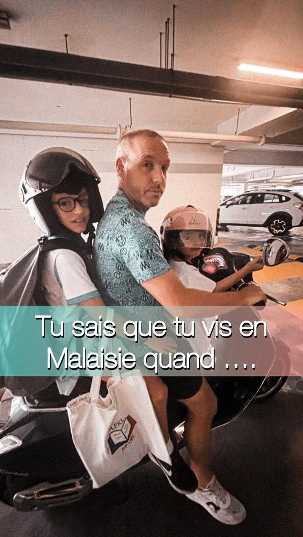 Tu sais que tu vis en Malaisie quand…
Le matin, c’est un peu une partie de Tetris.
Les cartables, les sacs, les casques, les gourdes…
Et hop, tout le monde sur le scooter, direction l’école.
En France ? Impossible.
Ici ? Boleh lah ~
Et parfois, tu croises des scooters encore plus chargés que le nôtre.
Des piles de cartons, des meubles, des bouteilles de gaz, des enfants, des courses…
Et là, tu te poses vraiment la question : mais comment ils font pour porter ça sur un si petit scooter ?! 😅
Spoiler : les locaux ont clairement un super-pouvoir.
Vivre en Malaisie, c’est aussi apprendre à regarder, à s’adapter, à vivre comme les locaux. Toujours avec bon sens, toujours avec respect, mais en s’autorisant des choses qu’on n’aurait jamais imaginées ailleurs.
C’est aussi ça, notre vie d’expats ici.
Simple. Pratique. Et parfois un peu folle.
👉 Dis-moi en commentaire si tu as déjà vu ce genre de scène en Malaisie ou ailleurs en Asie…
Et avoue : est-ce que toi aussi tu as déjà tenté de prendre un scooter avec toute ta maison dessus ? 🛵😂
