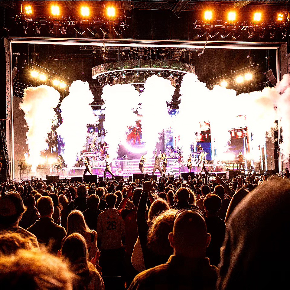 That friday feelin'
.
.
.
@pitbull | @themostbadones | @empowerfcuamp
#pitbull #syracuse #newyork #friday #livemusic #concert #concertphotography #photography #shootfromthepit #friday