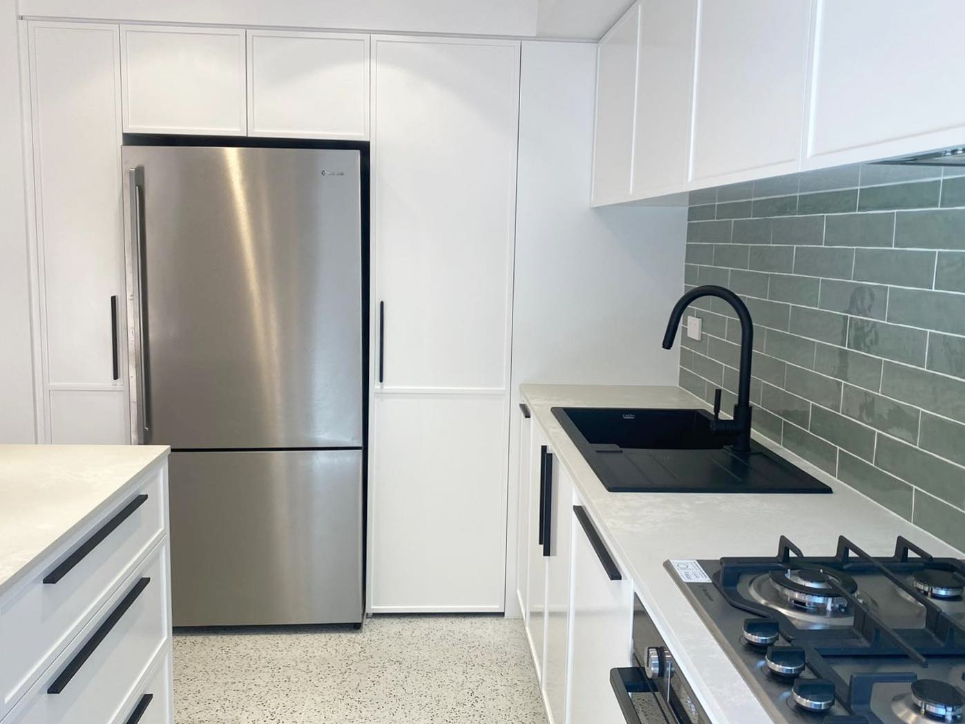 You can’t go wrong with a white kitchen! Jaz it up with colourful subway tiles and black handles to match
#whitekitchen #kitchendesign #whiteliving #ihavethisthingwithtiles #greentiles #cabinetmaker #cabinetmaking #howwedwell #bespokecabinetry #bespokekitchen #kitchenreno #kitchenisland #kitchentiles #kitchenremodeling #topstylefiles #northernbeaches #doublebay #centennialpark #woolwich #rosebay #doverheights