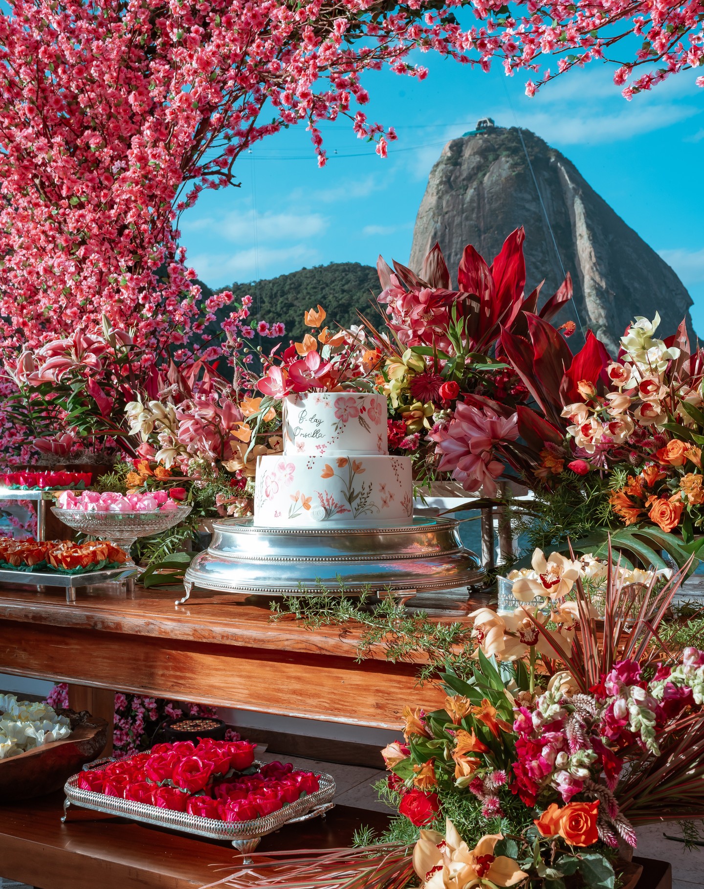 Cenário Perfeito para o dia da @priscillapinho❤️
.
.
.
Local: @circulomilitardapraiavermelha
Bolo: @casalgarciabolos
Doces: @desirecacau
Buffet: @artedossabores
Bar: @joe.drinks
Mobiliário: @portaldooriente
Paisagismo: @araujoverdeplantas
.
.
#casorioperfeito #decorcasorioperfeito #casorioperfeitodecoracao
#decorcasamento
#casamentosrj #casamento #noivas #noivas2024
#weddingdecor #eventosrj
#WeddingDesign #WeddingCeremony #DecoraçãoCasamento #ProjetoPersonalizado
#EventDesign #PartyDesign #RiodeJaneiro #CasamentoBoutique #miniwedding #decorclassica #decormoderna
#decoracaodecasamento
#decoracaodeeventos
