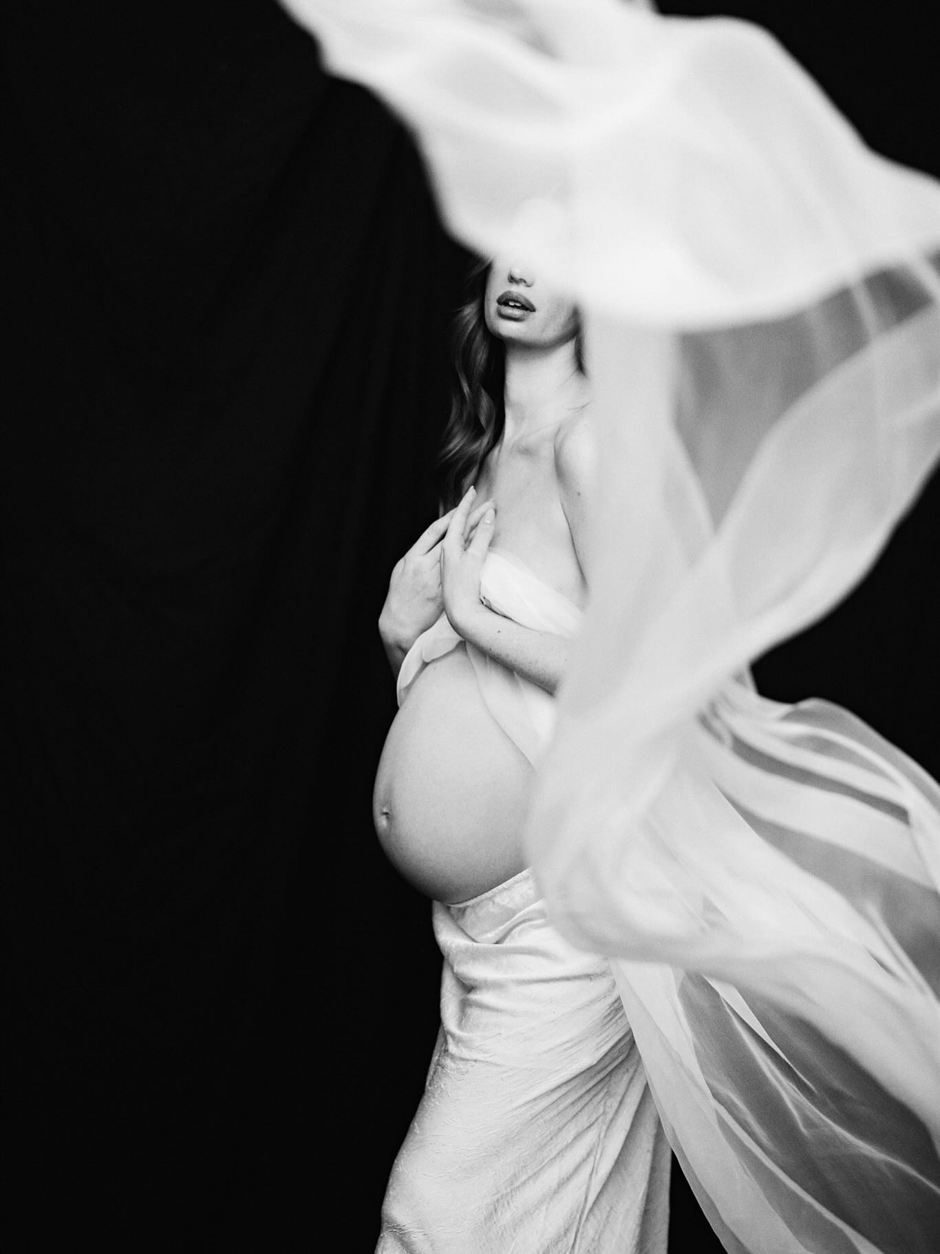 Januari is een trage maand op veel vlakken. Iedereen lijkt dan even in winterslaap. Op zich is dat niet zo erg want dan heb ik tijd om na te denken over wat ik dit jaar allemaal zou willen bereiken of plannen. 💭
Ik heb mij de laatste weken vooral gefocust op mijn website, social media en nieuwsbrieven en dan kwam ik weer tot het besef hoeveel moeite het mij kost om iets te schrijven en dat dit iets is waar we als ondernemer wat in gedwongen worden.✏️
Ik wil eigenlijk gewoon beelden maken die mooi zijn zonder er een heel verhaal rond te vertellen. Foto’s die ons even kunnen doen ontsnappen aan de gruwelijkheid van de echte wereld. Foto’s die voor altijd bewaard worden. Foto’s die een vleugje magie hebben. Zoals deze foto’s van Marie 💖
#zwangerschapsshoot #zwangerschapsfotos #maternity #blackandwhiteportrait #escapingreality #fotograafleuven #portretfotograaf #zwangerschapsfotografie