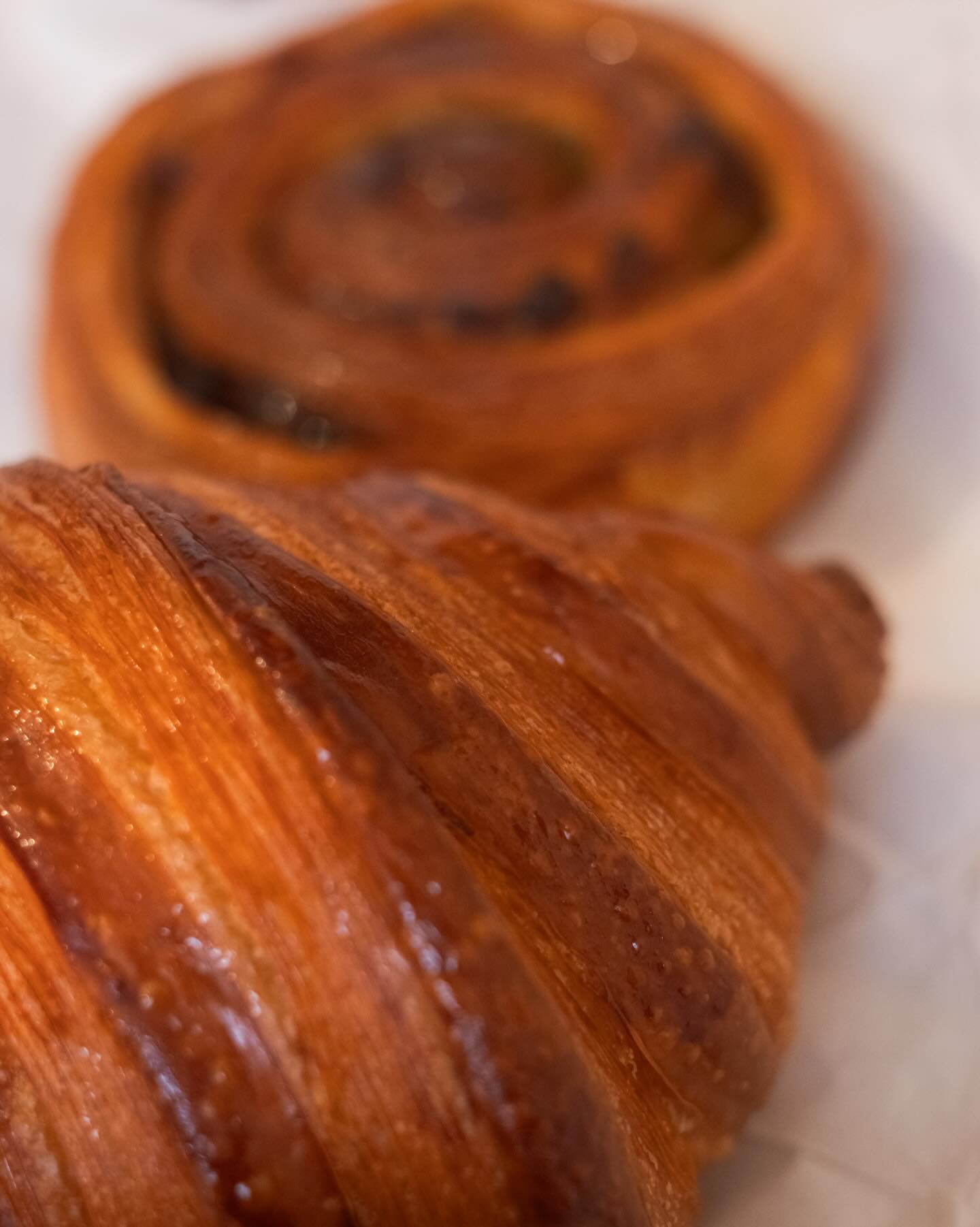 Tout juste sorti du four…
Tu fais genre que t’hésites, mais dans le fond tu sais que t’as déjà choisi. 😌🥐
#lespetitesartisanes #bakerygeneve #genevefood #coffeeshopgeneve