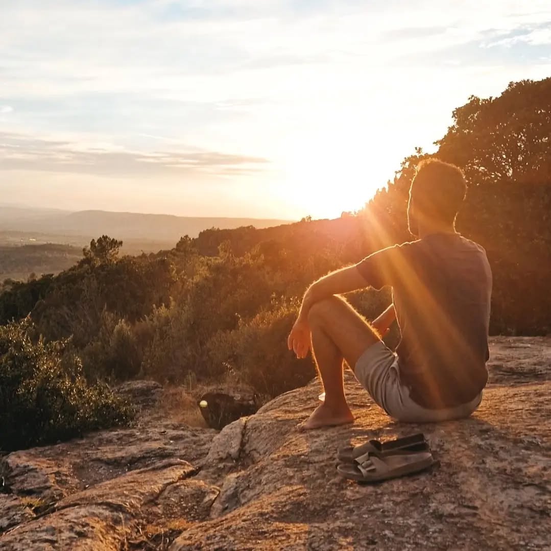 ⋒ La guérison ⋒
Faites confiance à l'intelligence imprévisible de la guérison.
Sachez que vos symptômes peuvent s'aggraver avant qu'ils ne s'améliorent. Les énergies peuvent devenir plus intenses avant de s'effondrer.
Ce qui apparaît aujourd'hui comme le chaos et la désintégration peut en fait être une libération nécessaire et une réorganisation nécessaire intelligente d'un système bloqué.
Parfois, nos coeurs ont besoin de se briser grand pour que nous puissions garder plus de vie, plus d'amour puissant.
Sachez que qui vous êtes vraiment ne peut être brisé, même pas par les énergies les plus intenses, et ne peut être réparé, et la vie ne fais jamais d'erreurs même quand la vie semble être une erreur.
L'amour est tout ce qui compte. La pluie tombe, les étoiles explosent en silence quelque part dans l'immensité de l'espace, et ici sur cette petite planète appelée Terre, parfois nous nous nous rencontrons et tombons dans nos bras.
J. Foster
#guerison
#paix
#silence
#harmonie
#nature
#yoga
#contemplation
#ozamestudio
#holistichealing