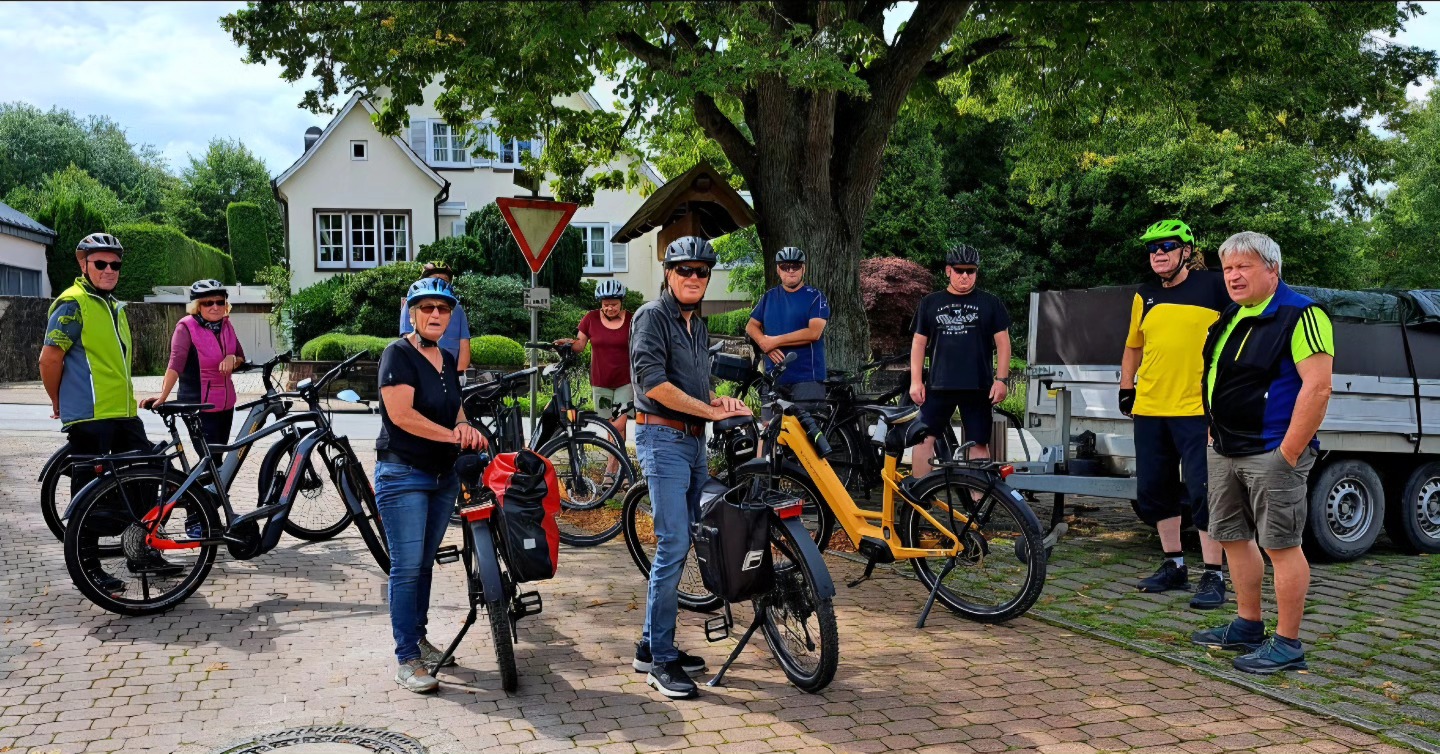 Am Sonntag den 31.08.25 bietet der Heimat und Verkehrsverein Bösingfeld wieder eine geführte Radtour an. Treffpunkt Wanderlinde am Kreisel in Bösingfeld um 13 Uhr.Es geht Richtung Niedersachsen, Gruppenhagen nach Hameln.Richtung Grossenwieden, wo wir auch einkehren.Anschliessend gehts mit der Fähre über die Weser, weiter nach Hohenrode. Richtung Silixen, Almena, über den Pottberg zurück nach Bösingfeld. Ca.61 Kilometer.