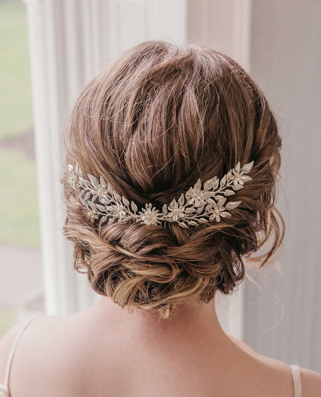 U P - D O I like to showcase my designs on different hairstyles and this classic style is timeless. Lots of loose curls all weaved into a boho up do, showcasing my beautiful leaf and flower Evanthe comb.
.
.
.
Photography @rosiewoodsphoto
Hair & make up @daniellamakeuphair
Model @jasminetovey
Dress @bridalserendipity
Dress designer @shikobabride
Venue @flixton_house
.
.
.
#bridal #bridetobe #weddingideas #wedding #weddings #modernbride #modernwedding #bohobride #bohowedding #weddingjewellery #weddingjewelry #weddingaccessories #bridaljewellery #bridaljewelry #headpiece #classicbride #wedinspo #engaged #bridesmaids #weddingday #bride #rusticwedding #uniquewedding #weddingplanning #bridetobe2024 #bridetobe2023 #updo #bohohairstyle #bridalupdo #weddingupdo