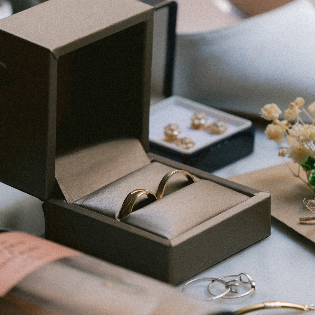 ✨ ¡Bienvenidos a Taracea Visual! ✨
¿Sabías que “taracea” es el arte de crear algo único con piezas diferentes?
Cada imagen, cada toma, es una pieza única de vuestra historia.
En Taracea Visual, unimos creatividad, técnica y pasión para construir imágenes con esencia y videos que cuentan historias memorables.
¡Queremos contar vuestra historia!
.
.
Foto: @rafael_bemyayat @sonofrosario
Video: @naneztuso @doublezedvideography
.
.
#weddingphotography #weddingvideography #weddinginspiration #weddingideas #weddingday #weddingfilms #cinematicwedding #lovestoryvideo #weddingportraits #weddingvisuals #bodas #bodasreales #bodasbonitas #fotoboda #videoboda