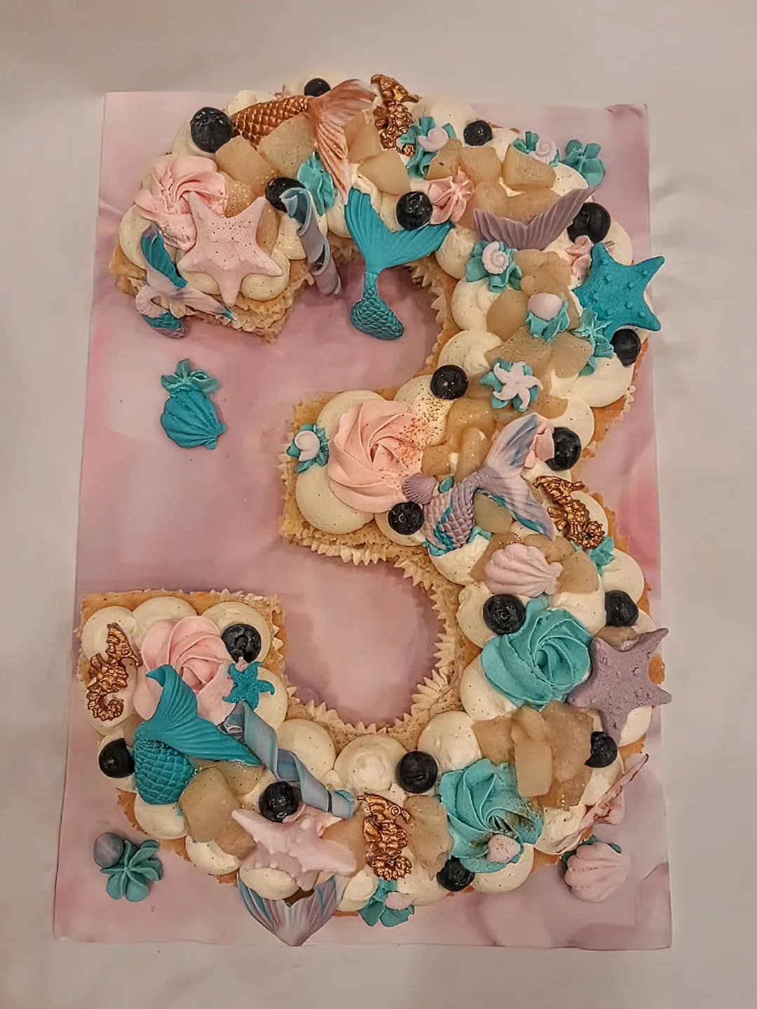 Chaque number cake est créé sur-mesure, unique et selon vos goûts. A chaque fois que je réalise un number cake personnalisé, j'ai l'impression de créer un tableau et j'y mets toute ma passion, ma concentration, mon art et mon amour de la pâtisserie
Merci infiniment de me confier vos précieux anniversaires
Number cake. Anniversaire. Anniversaire enfant. Gâteau anniversaire. Number cake lyon