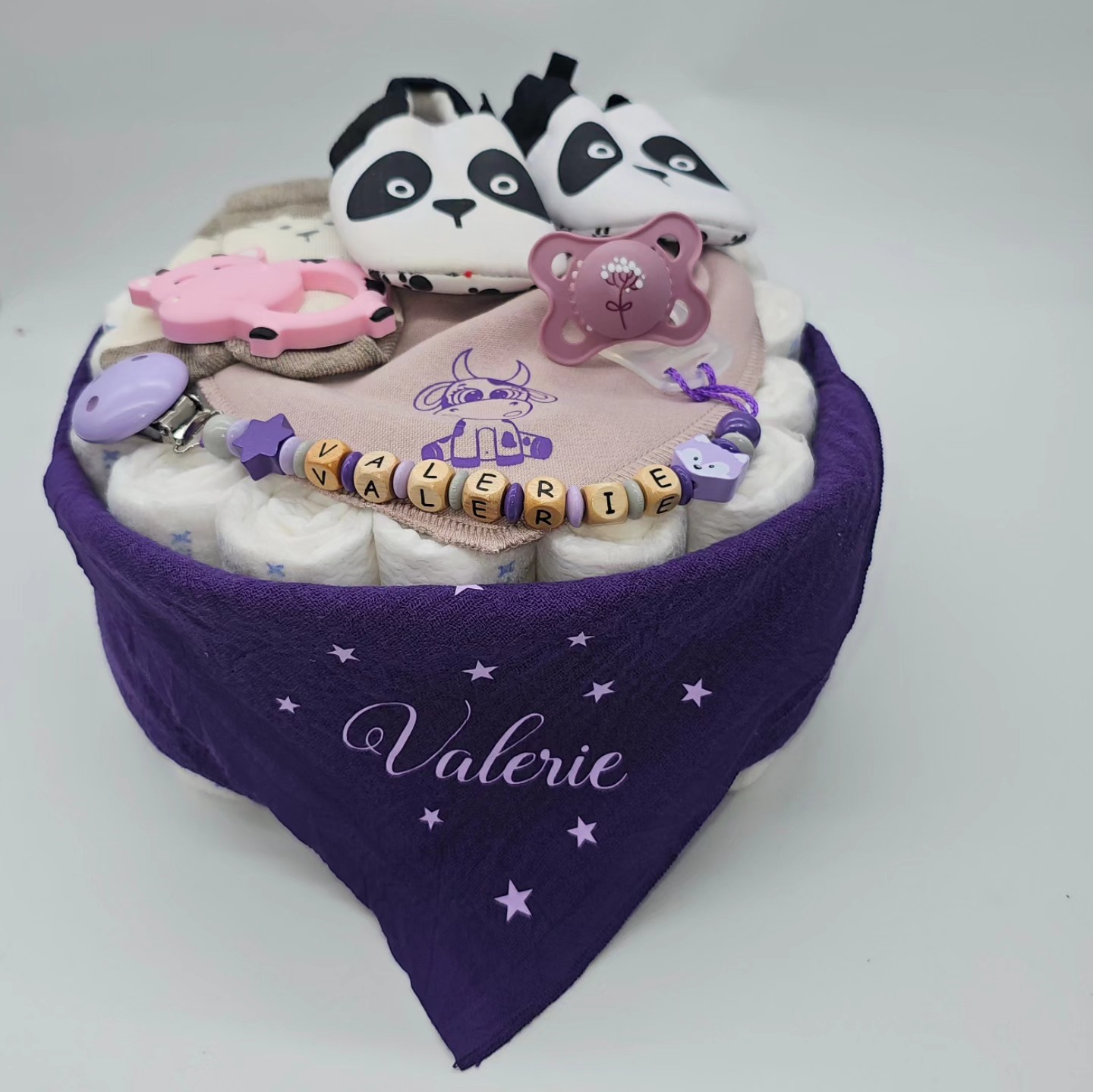 Valerie 🐮💜
Herzlichen Dank für diese Bestellung.🎁
#selinasbabygeschenke #mettendorf #thurgau #frauenfeld #windeltorte #violett #flieder #pampers #nuschi #name #sterne #pippi #dreieckstuch #kuh #beissanhänger #rosa #nuggikette #fuchs #nuggi #schuhe #panda #socken #geschenk #zur #geburt