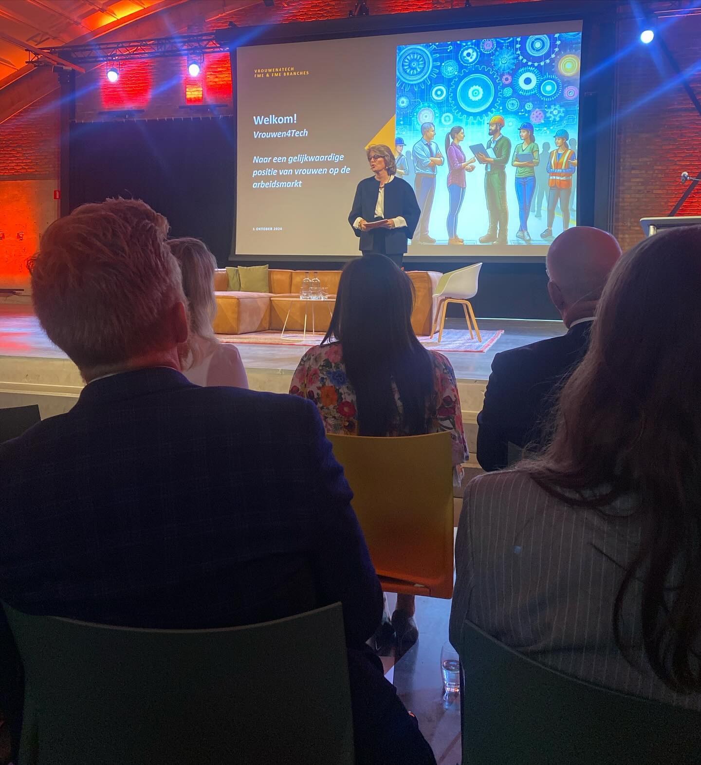 Vandaag was ik te gast bij FME, een organisatie voor bedrijven in technologie. We hebben het gehad over gelijke en gelijkwaardige kansen op de arbeidsmarkt op het gebied van gender.
Er waren inspirerende sprekers en een goud eerlijk panel vol bedrijven die toegaven dat er nog veel winst te behalen is. Zo werd er een onderzoek gepresenteerd onder 15.000 Nederlandse managers waar uitgekomen was dat 97% van de managers dacht geen keuzes te baseren op gender. Uit de test bleek dat 81% onbewust wel degelijk voorkeur gaf aan een mannelijke kandidaat.
Verbaast dit jou? Heb jij wel eens gemerkt dat je gender invloed had op kansen in je werk?