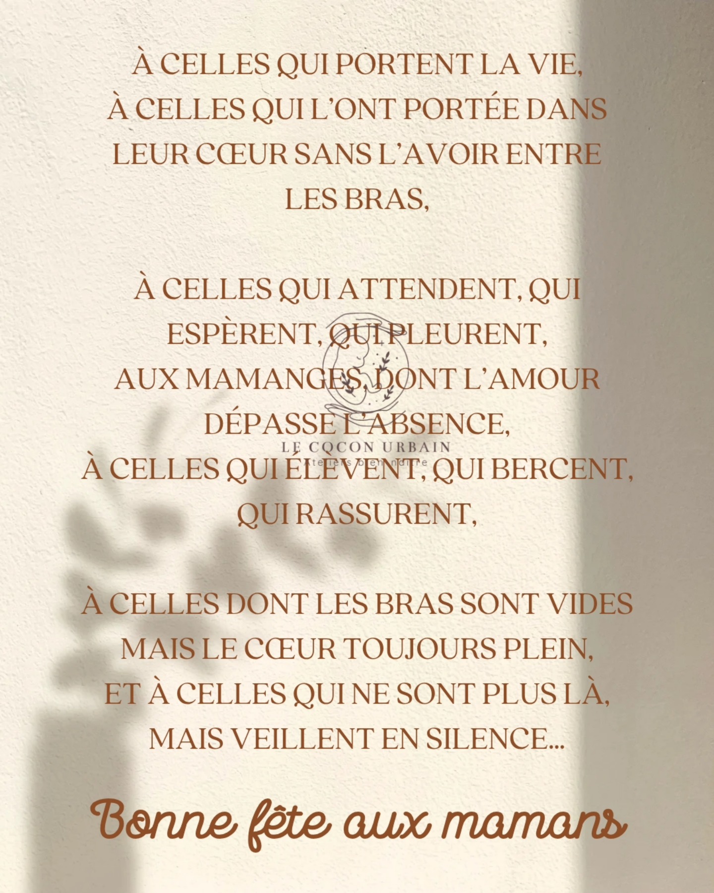 🩷Être mère, c’est une aventure sans carte ni boussole.
Une traversée d’émotions, d’élans, de doutes et de lumière.
Des rires en cascade, des larmes qui coulent parfois sans bruit.
C’est le quotidien qui devient sacré,
Les gestes simples qui deviennent amour.
Alors aujourd’hui, et chaque jour,
à toutes les mères, visibles ou invisibles,
Bonne fête.
#maman #fetedesmeres #maternite #mamange #bellemere #mama #maman2025 #apprentissage #selfcare #aventure #parentalite #StrasbourgMaman #strasbourg