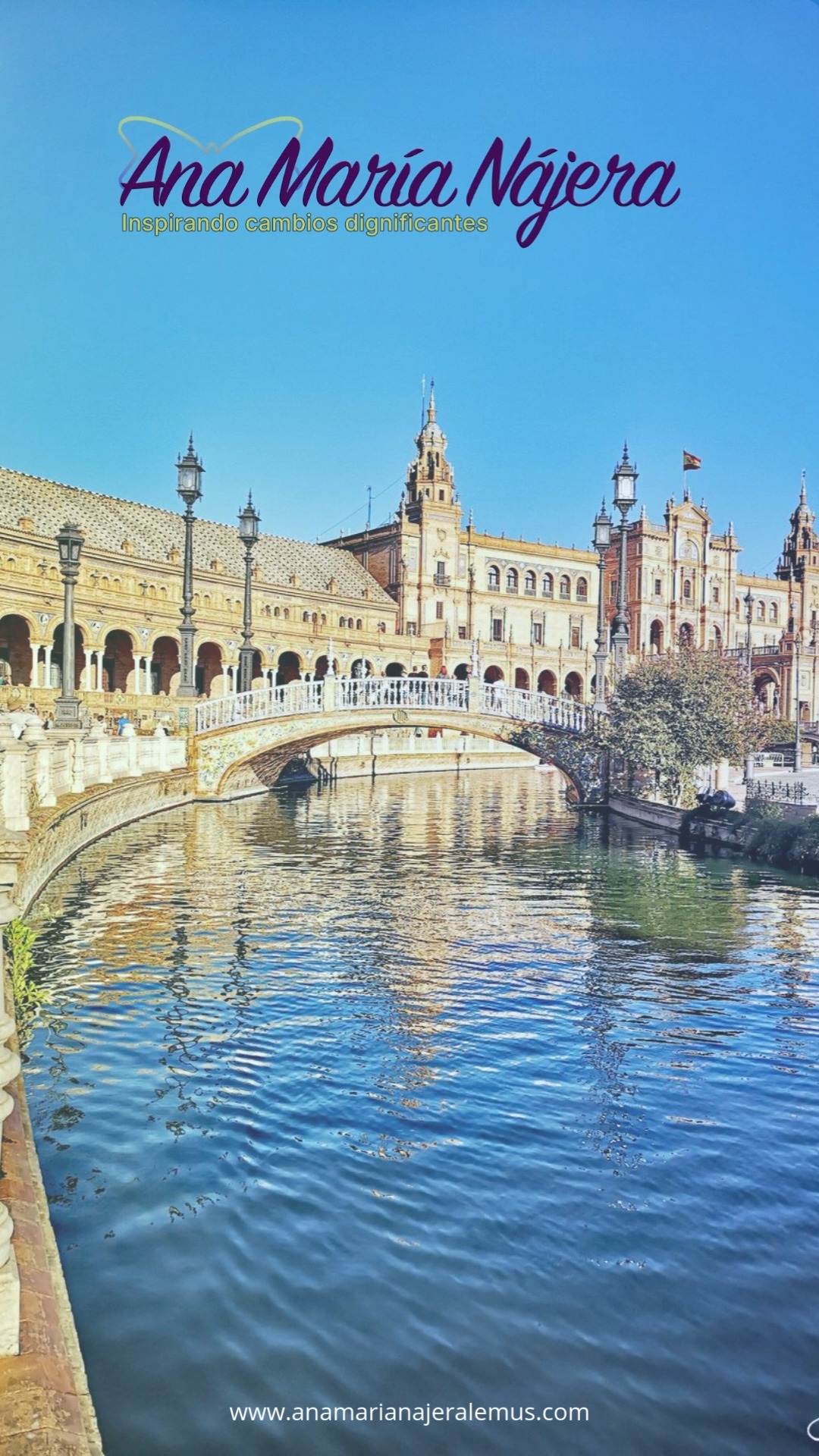 Un ave nació para el cielo, pero creció entre el polvo, aprendiendo rutinas pequeñas sin saber que su destino era la altura.
La costumbre no cambió su esencia, solo la cubrió de miedo y repetición, como suele pasar cuando olvidamos quiénes somos.
Alguien externo vio lo evidente: no todo lo que se adapta pierde su origen ni su potencia interior.
Recordar lo que uno es puede doler, porque obliga a mirar el tiempo vivido con los ojos bajos. Pero también abre una grieta luminosa donde aparece la posibilidad de algo más amplio y verdadero.
https://www.anamarianajeralemus.com/