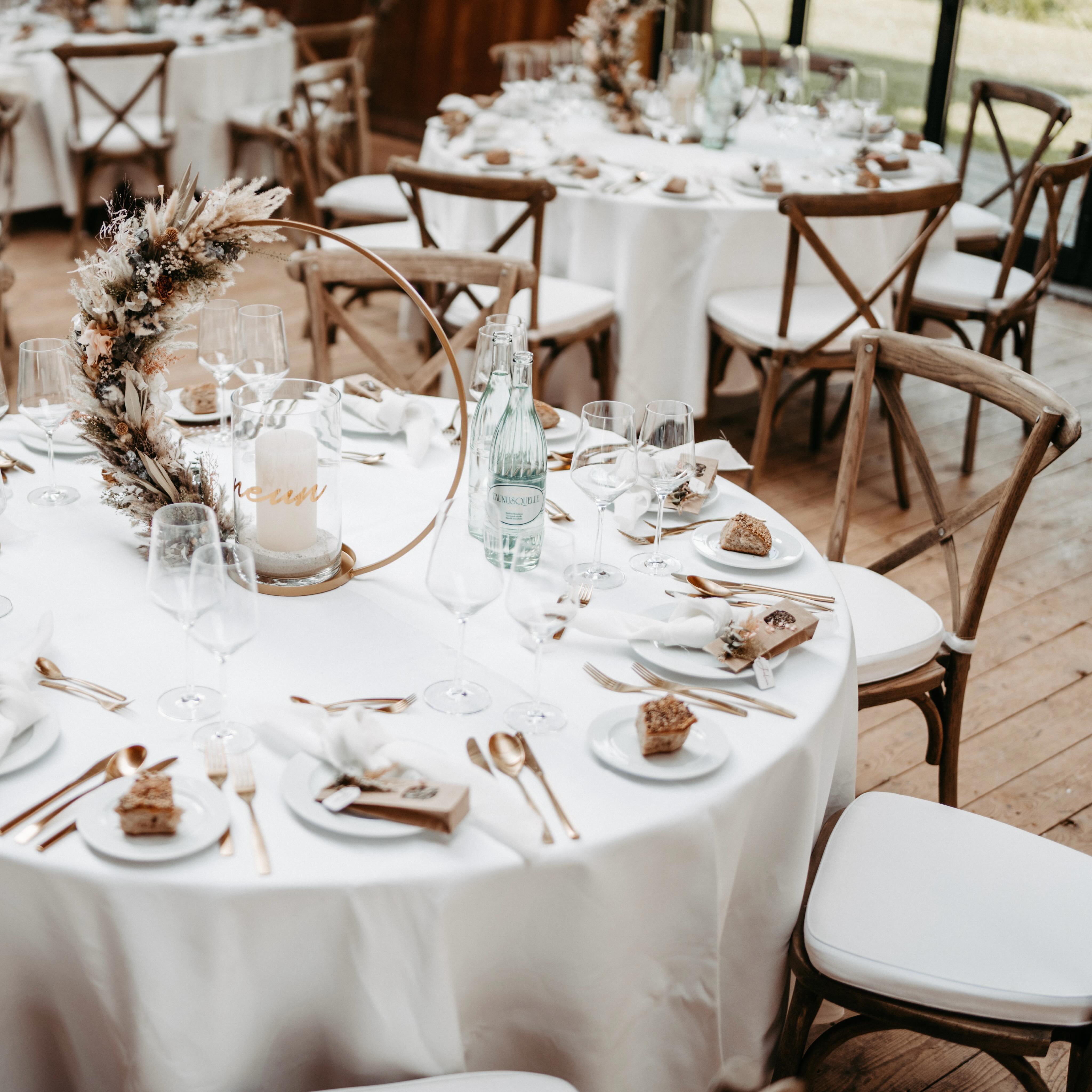 „Wo die Liebe den Tisch deckt, schmeckt das Essen am Besten.“
Foto: @hochzeitsfotografsebastian
#eibenhofbadsaarow #feiernamscharmützelsee #eventlocation #hochzeitslocation #dekoration