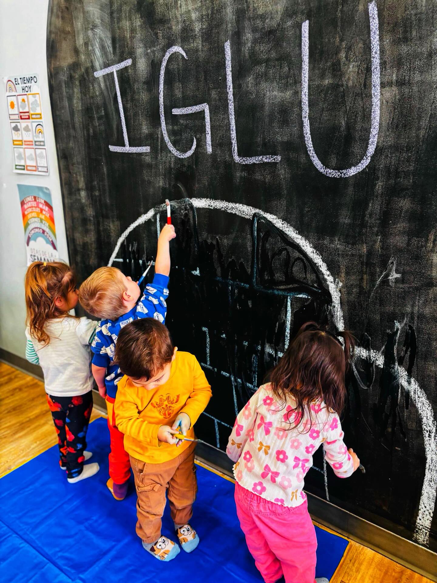 ❄️ Aventura Ártica! ❄️
Today our classroom turned into a chilly Arctic wonderland as we explored where animals live and how they stay warm through snowy, icy winters❄️☃️. We talked about freezing temperatures, winter weather, and the clever ways Arctic animals find shelter though play!
Little hands got busy building igloos with sugar cubes, painting snowy blocks with Legos, and using water and chalk to fill in igloo shapes on the board. We crossed bridges to collect and color-match cubes, took an imaginary train ride to the Arctic through storytime, and even used our own bodies to build an igloo so our animal friends could make it safely across.
We wrapped up the day with Arctic inspired art, letting creativity lead the way. Learning, movement, and imagination all bundled up into one frosty, fun day! ❄️✨