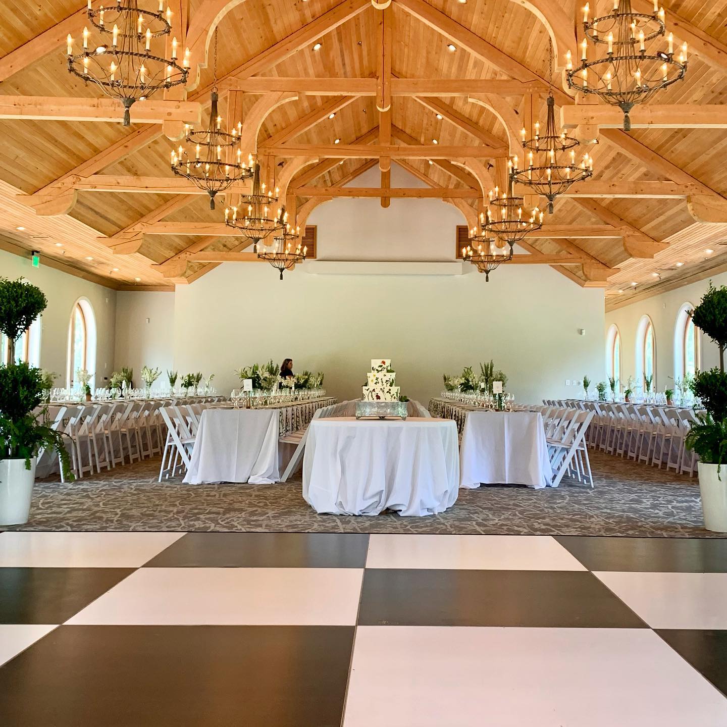 Such a lovely botanical vibe from this weekend. The room was still in the works when I snapped this image. Anticipating some photos of the finished look.🪴 #weddingcake #georgiaweddings #romega #weddingday #southernwedding #berrycollege