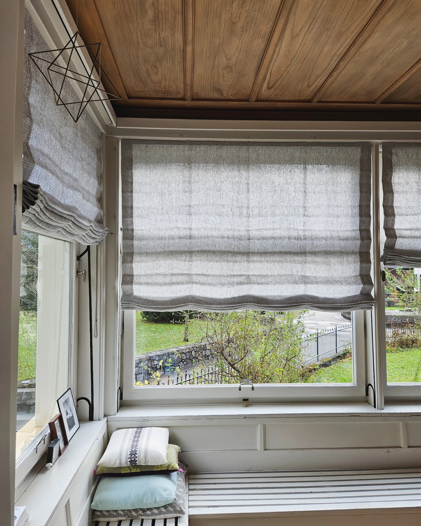 Ein Faible für Naturstoffe: Raffvorhang-Systeme mit Leinenstoff für die W. aus M.
@creationbaumann
#pinto
#maßgeschneidert