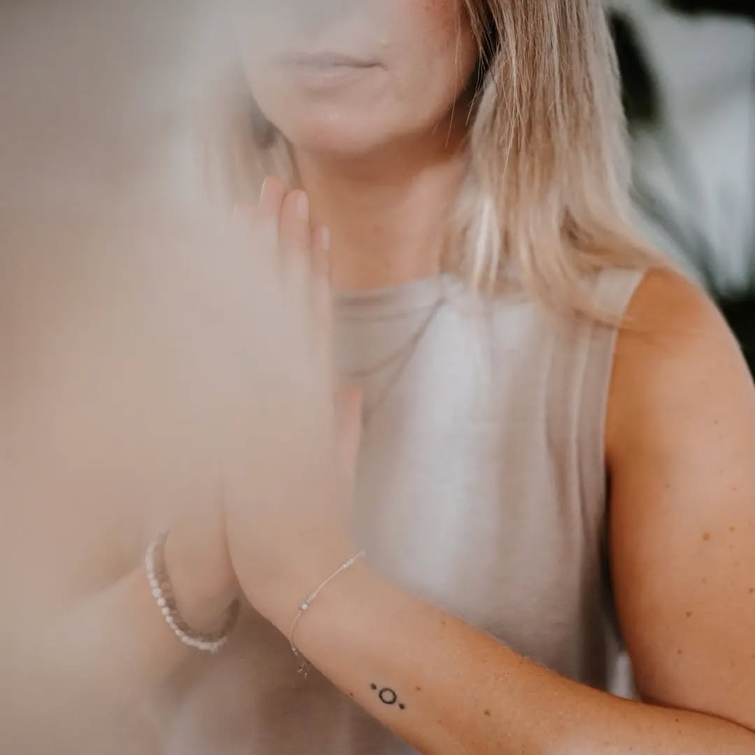 Gestern fand mein letztes Event für heuer statt und auch die Yogakurse sind nun beendet.
Unglaublich, schon wieder ist ein Jahr wie im Flug vergangen.
Manchmal kommt es mir vor, als würde mir die Zeit zwischen den Fingern durchrinnen⏳ und genau das erinnert mich daran, wie wichtig es ist, bewusst innezuhalten, den Moment zu genießen und Dankbarkeit zu spüren. ❤️
Dieses Jahr war voller intensiver, schöner und auch herausfordernder Momente, doch das Beste daran war, sie mit euch zu teilen.
Ihr habt mir so oft gezeigt, dass es nicht nur um die großen Meilensteine geht, sondern auch um die kleinen Augenblicke, die unser Leben bereichern.
Und deshalb möchte ich von ganzem Herzen DANKE sagen.
Danke für deine Unterstützung, danke für dein wundervolles Sein. 💫
Ich wünsche dir eine Zeit voller Wärme, Besinnlichkeit und Liebe. Nimm dir Raum für dich selbst, für deine Liebsten und dafür, die kleinen Wunder im Alltag zu sehen.
Ich freue mich schon darauf, im neuen Jahr wieder mit dir gemeinsam auf die Matte zu gehen und neue Energie zu schöpfen!
Frohe Weihnachten und einen sanften und entspannten Übergang ins Jahr 2024!🎄✨
Alles Liebe,
Petra
#reliefandflow #relief #flow #yogaweg #dankbarkeit
📸@janaolbrich_fotografie