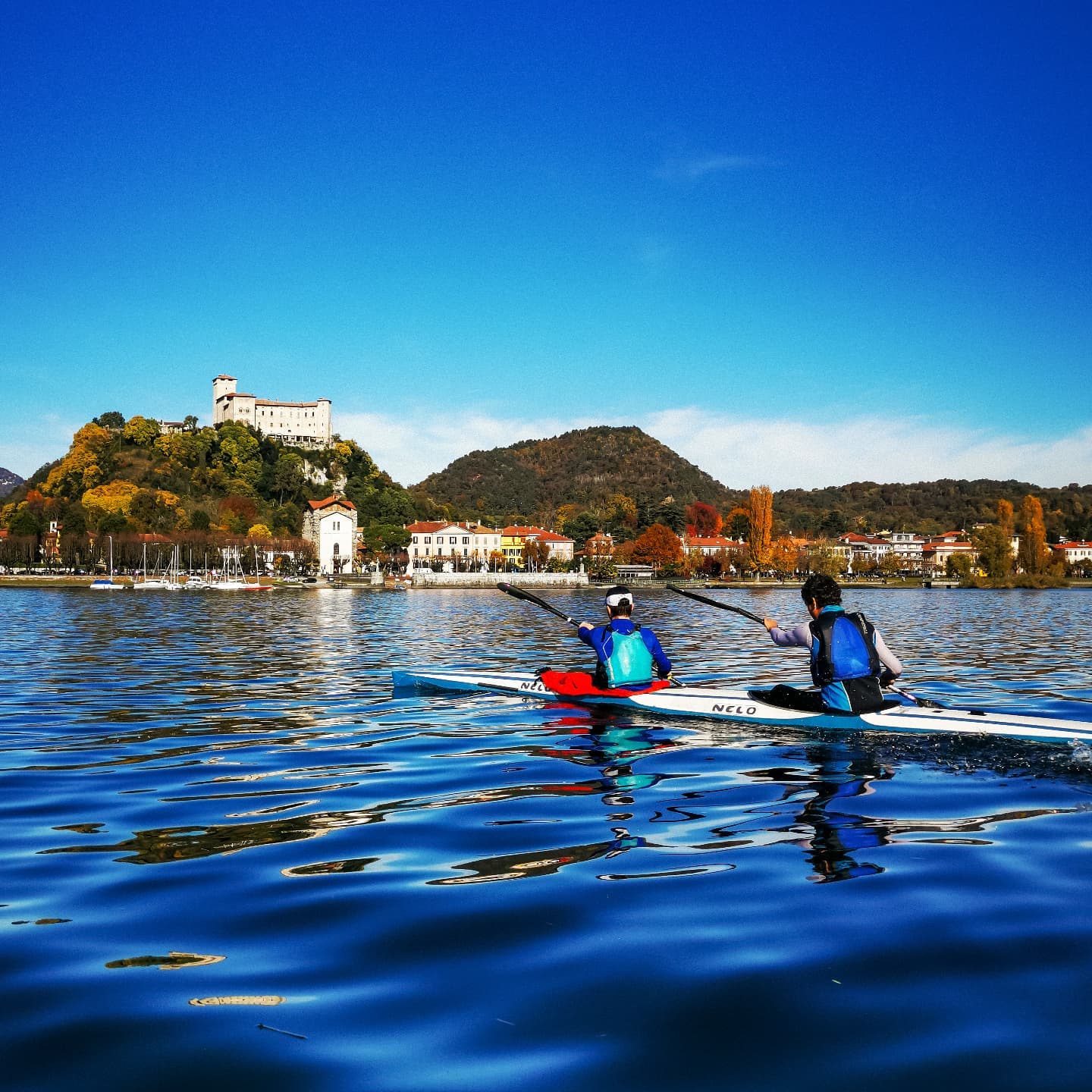 Pagaiare con questa vista non ha prezzo...💙💙💙
#csck #canoesprint #planetcanoe #canoesport #lagomaggiore #canoeeurope #sestocalende #canoelife