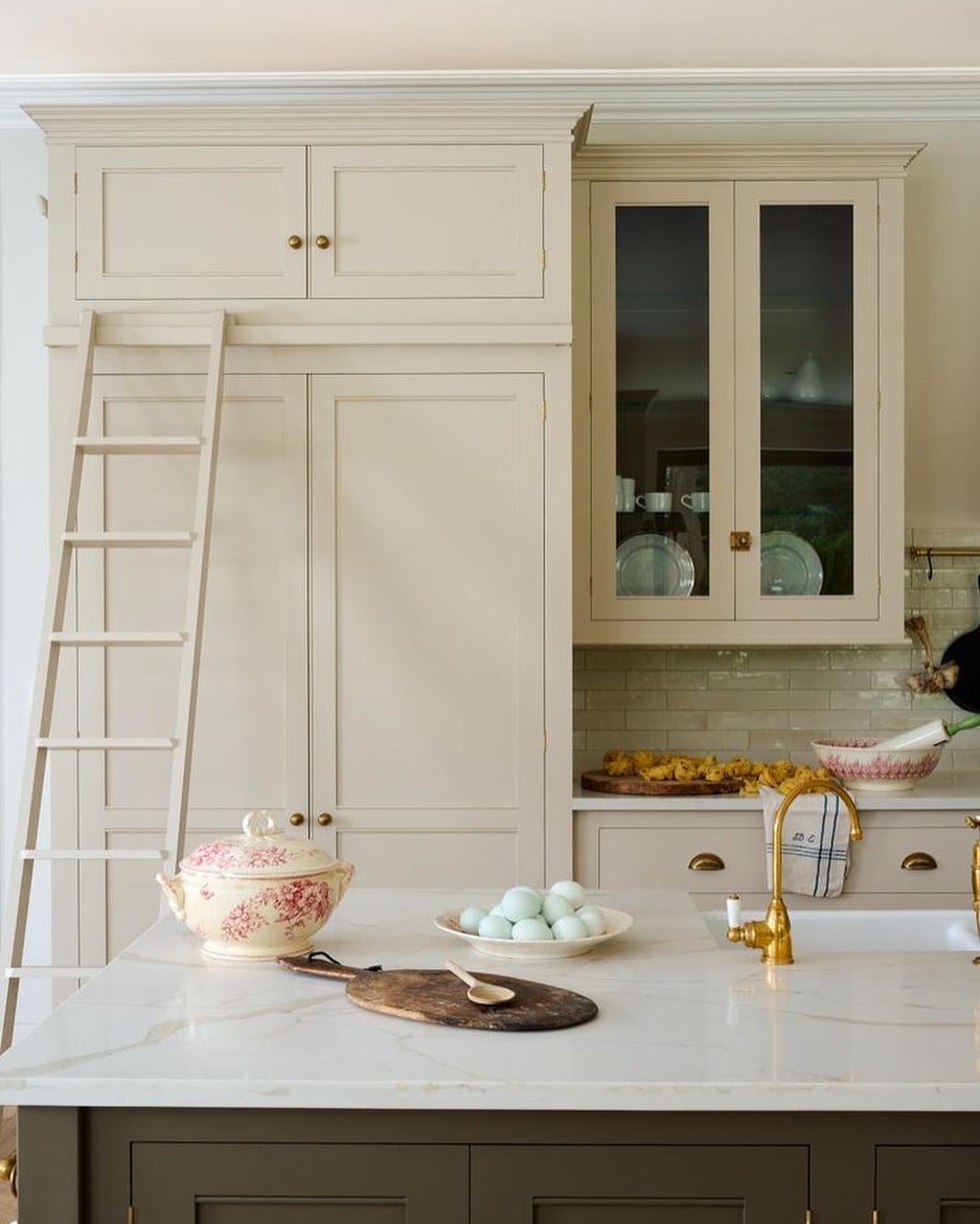 Feeling this cream and green combo by @devolkitchens