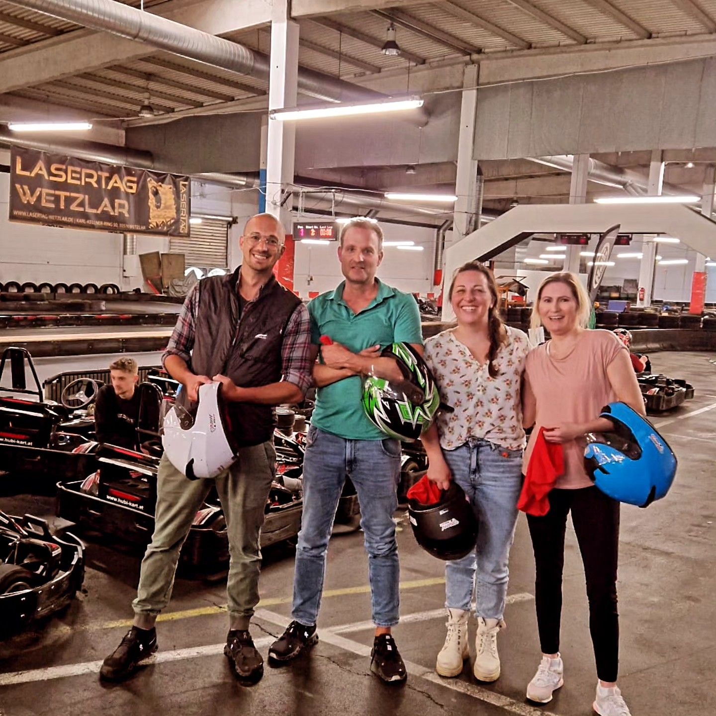 Nach einem gemeinsamen leckeren Essen bei @ristorante.datoni ging es im Anschluss auf die @kartbahn_hungen für einen actionreichen Abschluss.
#nichtohnemeinteam #teamevent #weihnachtsfeier #hausverwaltung #kart