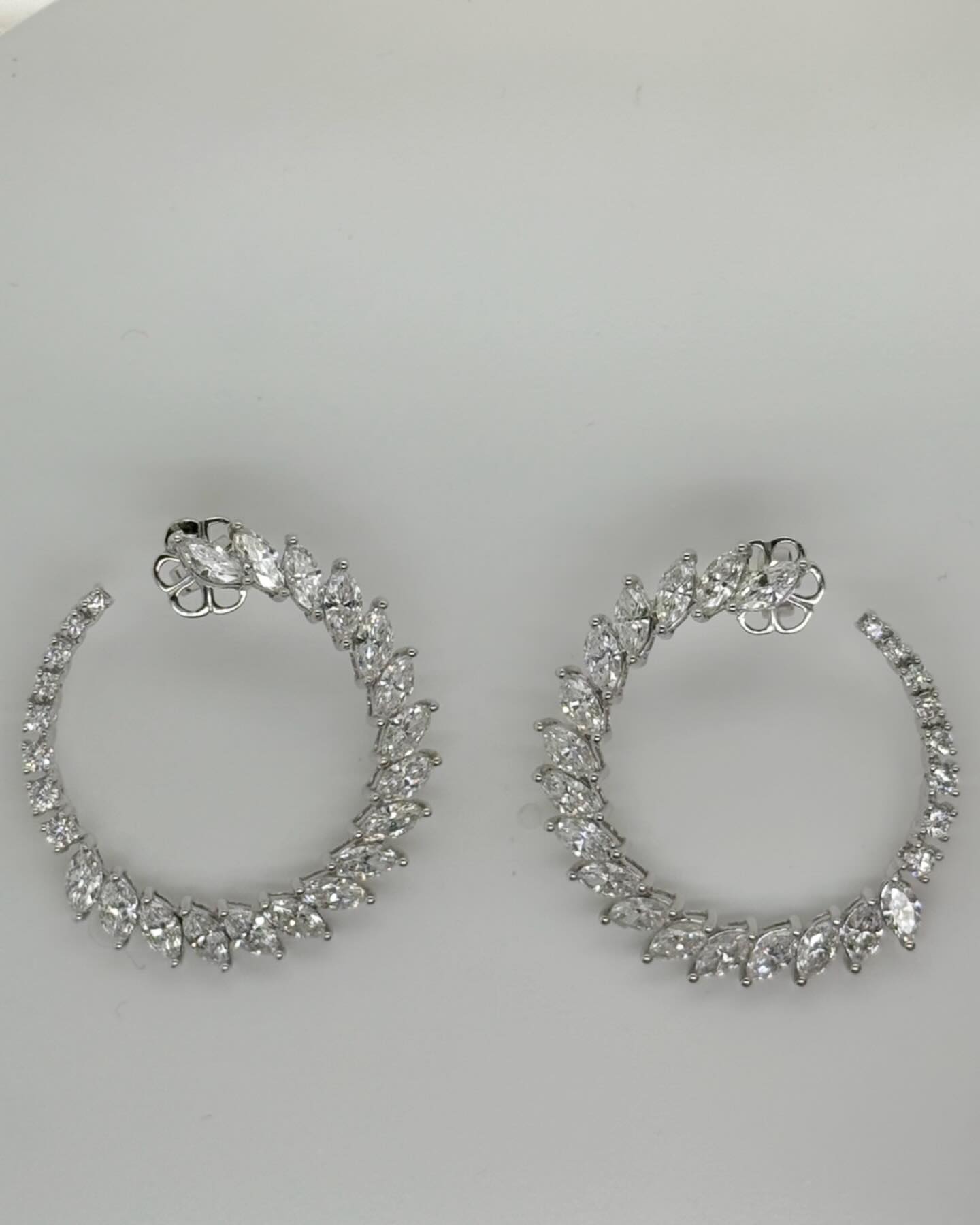 Timeless elegance āØ
18k white gold earrings set with marquise-cut diamonds, designed to shine today and be treasured for generations. A rare, collectible pieceāan heirloom in the making.
#heirloomjewelry #MarquiseDiamonds #18kWhiteGold #FineJewelry #jewelryaddict