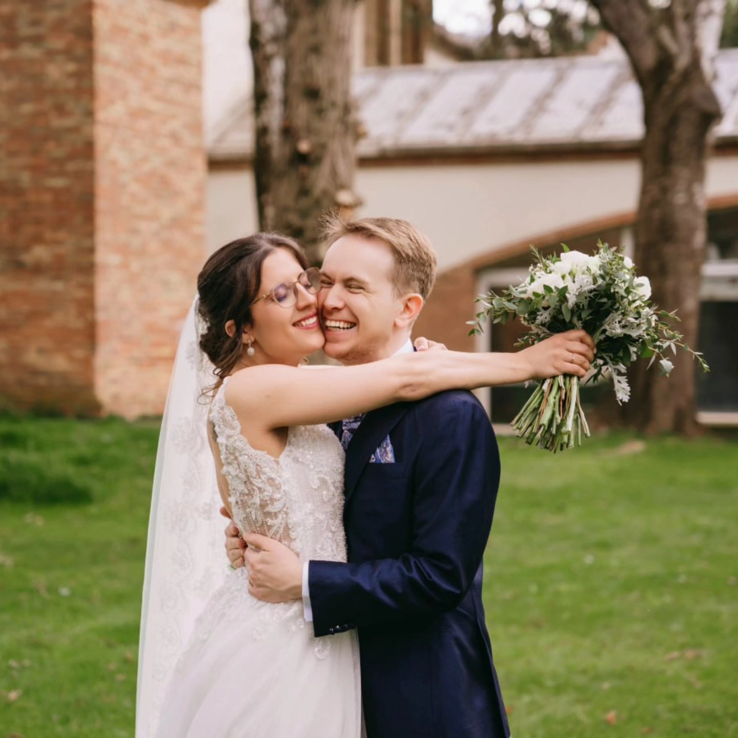 Mariona & Sergi
A vegades l’amor no fa soroll.
Només esclata en un riure compartit, en un “estem aquí i ens tenim”.
I de sobte, tot el que abans semblava gran… es torna petit al costat d’aquesta abraçada.
Així és l’amor quan no es fingeix, quan només es viu.
📸 @lifetime.weddings
#MarionaiSergi #BodaAmbÀnima #FotografiaEmocional #EstimarSenseFiltres #LifetimeWeddings
