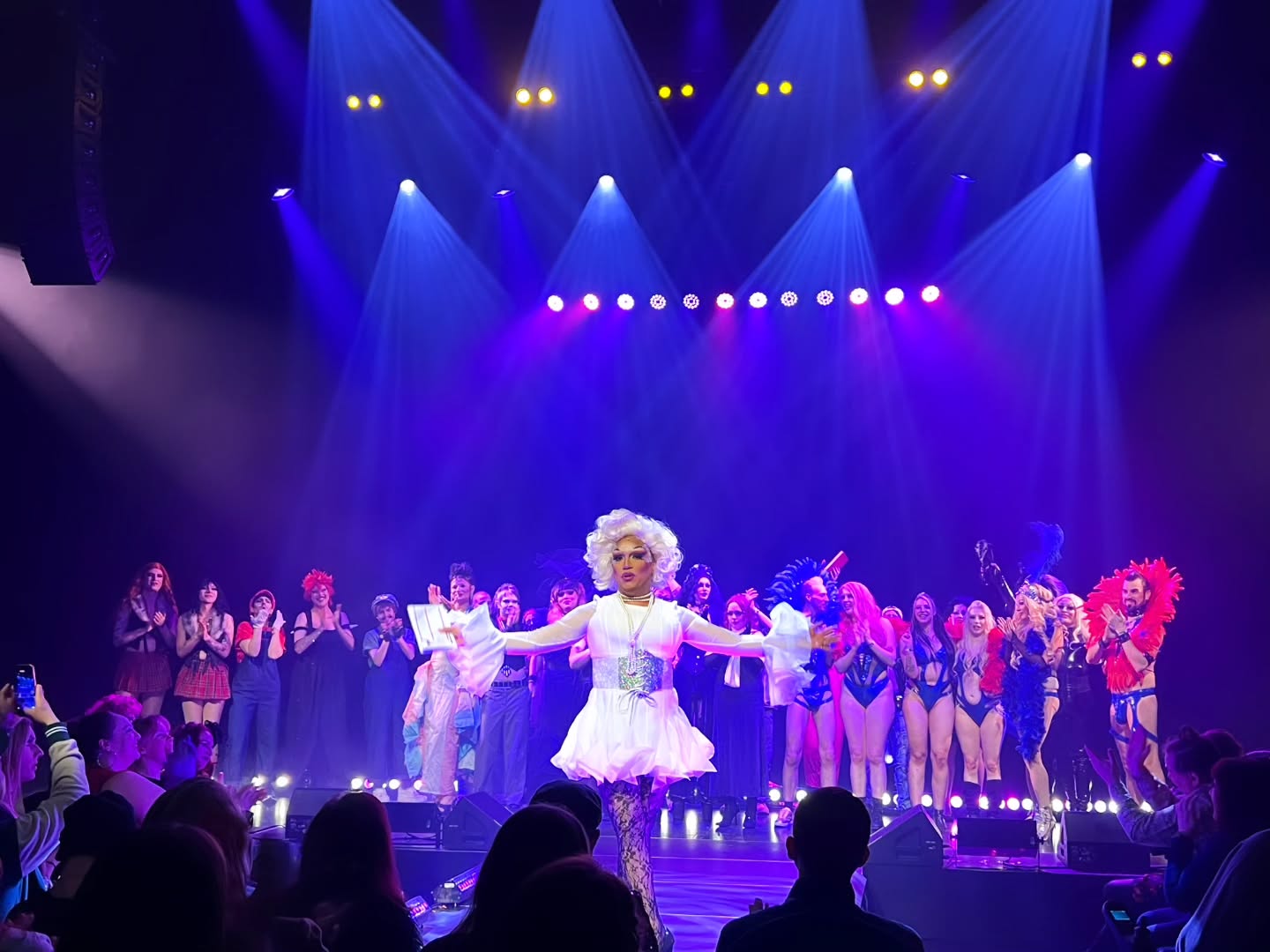 I had one of the most incredible nights of my life as an artist at @afrontejp 🥺 Drag is good because tonight I remembered that I am part of such a beautiful community, and as an immigrant that's GOLDEN! That was our largest LINEUP and AUDIENCE ever, almost 300 people 🙈
Thank you everyone who showed up (regardless being -22°C outside), the INCREDIBLE and DIVERSE lineup for the trust, @espoonkulttuurikeskus, @neitivallius @lynnsouz @hetrik69 and @kaheneuronvalokuvastudio
Community matters!
Queer art matters!
Love matters ♥️
📸 1 @neitivallius
2 @lynnsouz