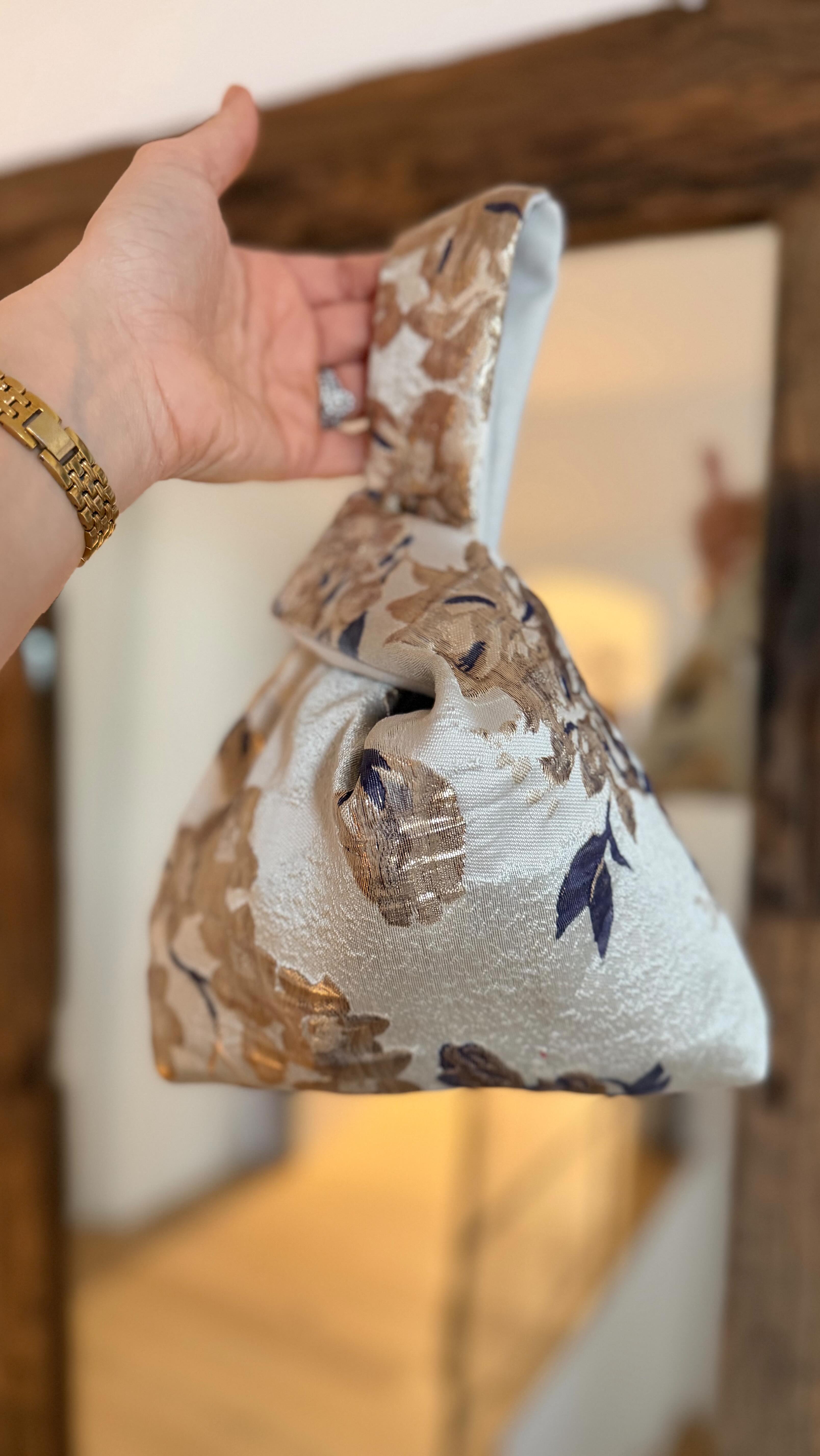 We call it “the birth” 🙈 Heh? Well, that magical moment when you can finally turn a sewing project right side out and it suddenly comes alive. Just like this super cute little pouch ✂️🩷
Would you like to learn how to make something like this yourself? We’re hosting a beginner-friendly workshop where you’ll create your very own knot bag and a scrunchie. The workshop take in the heart of West Flanders on Friday, March 20th at 7 PM.
Only 5 spots left!
Find all the details at maangoud.be 🌙✨
#naaiworkshop #spotworkshop #workshopswestvlaanderen #handtasmaken