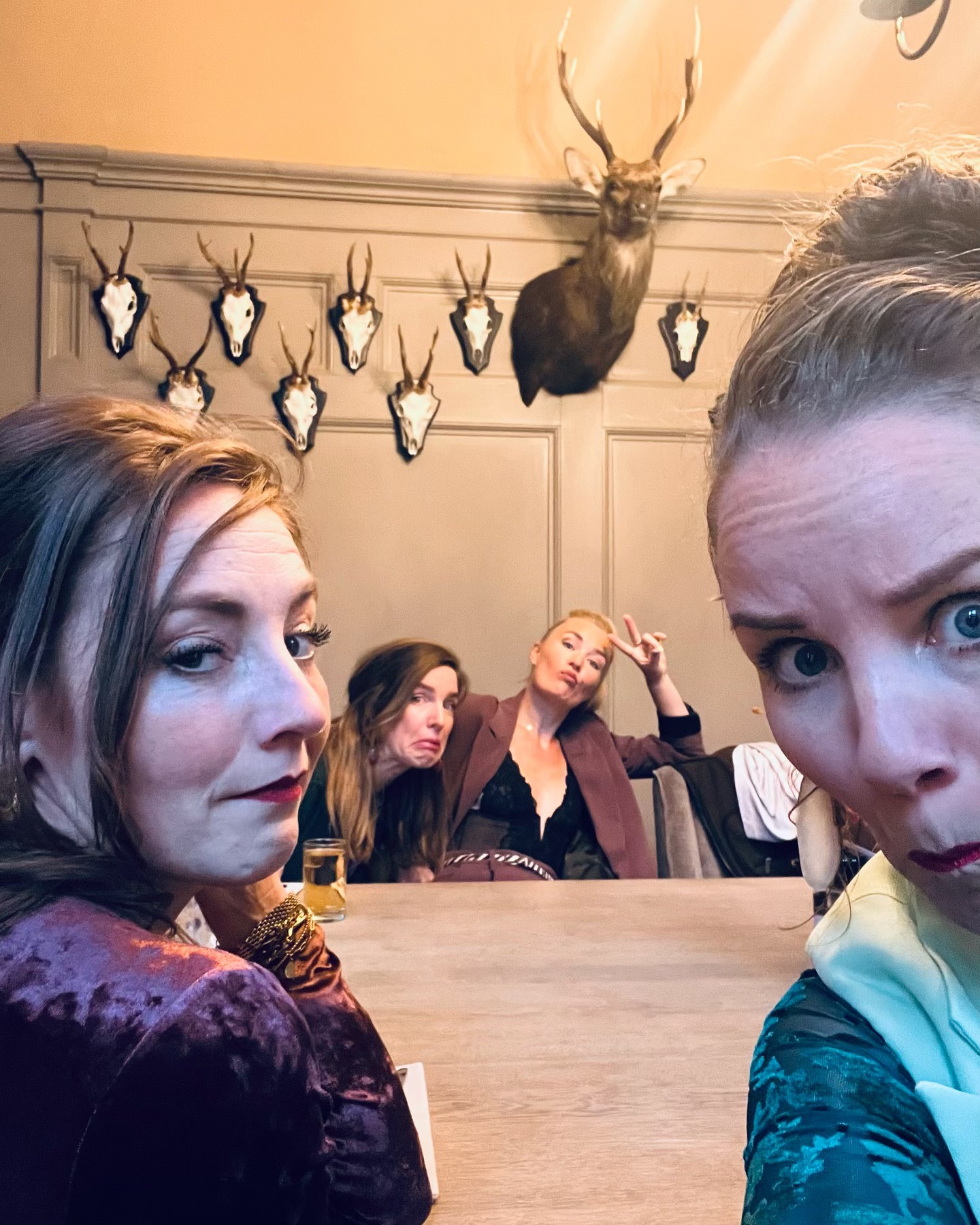 Hopelijk hangen wij er na vanavond niet zo bij 😅
#personeelsfeest #borrelsetting #vocalentertainment #vocalgroup #closeharmony #gig