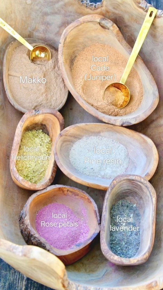 Making natural incense cones is fun and quite simple. Use as many locally ingredients as possible— I've used cade (juniper), lavender, damask rose, helichrysum and pine resin—mixed with makko wood. Add spring water and shape the mixture into cones. Once dried, they are wonderfully fragrant, ritual moments.
#incensemaking #diyincense #incensecones #encens #naturalincense
