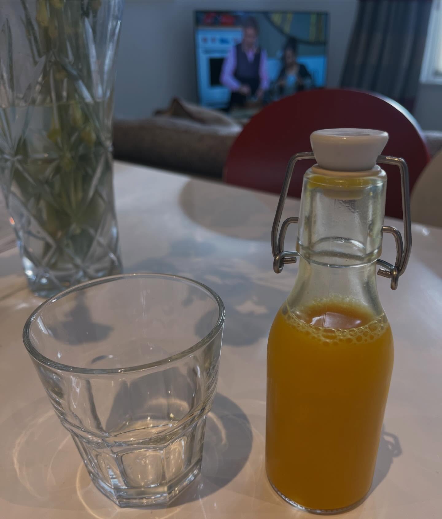 I mainly have fruit juice before or after exercise. It’s a fast way to get energy and nutritious. If you can get homemade versions, even better.
I was delighted to be given this sample of beautifully bright juice from @rootandjuice on Saturday. It brightened up my morning after Parkrun and a bit of James Martin on the TV!
The ingredients are orange, lemon, ginger, turmeric and cayenne which all support our health in positive ways. Ginger supports digestion (great for runners!), orange and lemon are sources of vitamins C (great for this time of year) and turmeric has anti inflammatory properties (like the ginger too)
Inflammation is linked to many health conditions such as arthritis, some bowel disease and other digestive conditions, and even life changes. Peri/menopause is actually known as an ‘inflammatory process’ in the nutrition world.
Sometimes I work with clients who have certain medications which means they can’t take herbal supplements that contain ginger and turmeric. But when it comes from food it could be an option - obviously you shouldn’t overdo it, and need to check with your doctor to get their approval ✅
I shared the drink - One of us thought we could taste the turmeric the most, the other the ginger! So you’ll have to try and let me know.
#ginger #lovewokingham #antiinflammatory #runner #ibs