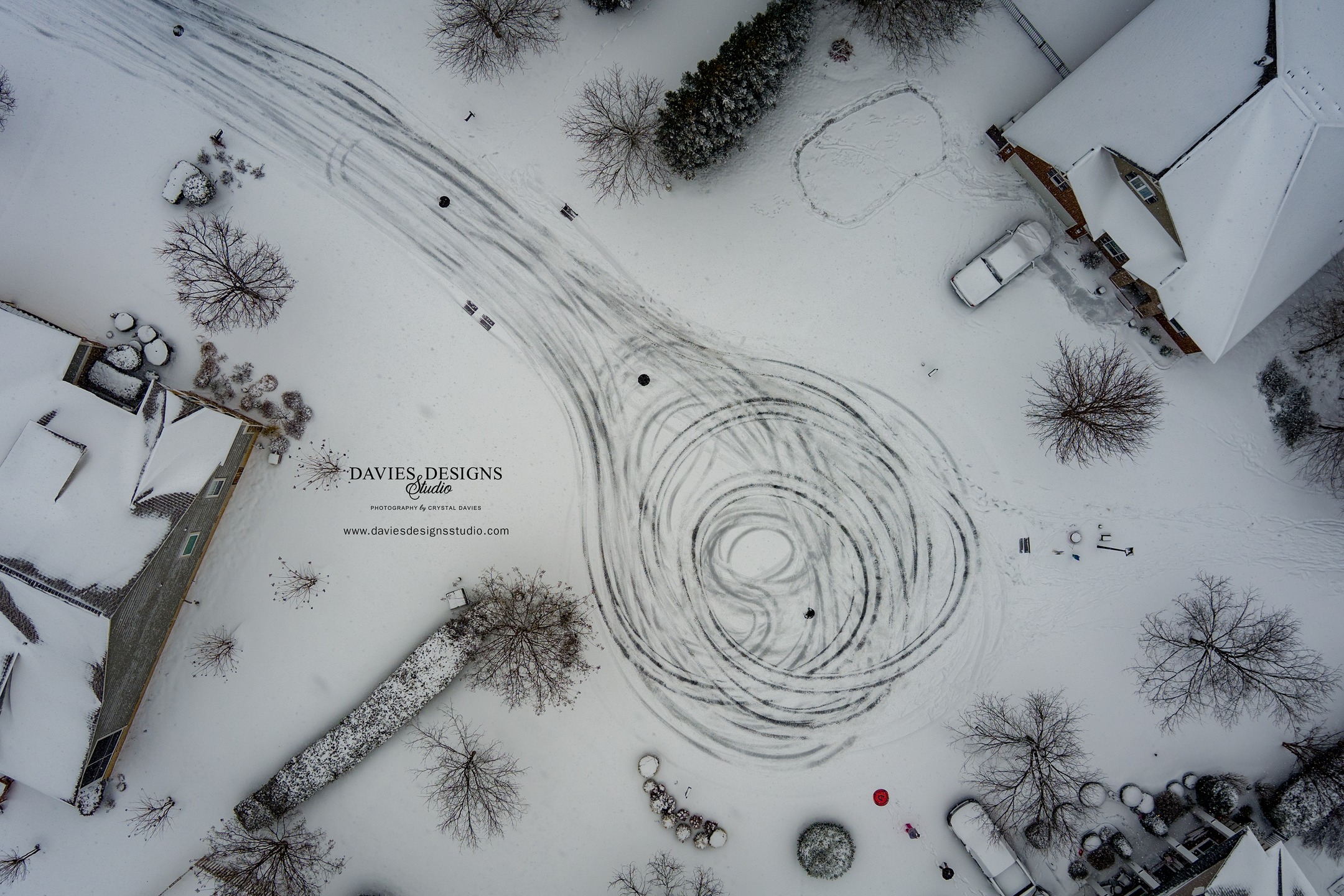 Snow days in Lake Wylie, SC?! ❄️🤍
When South Carolina actually shows up with winter, we just have to grab the camera! Just look at those snow-covered rooftops and cool looking snow art created by folks out having some 4-wheeler fun!!
Captured by Davies Designs Studio during this very rare snowy moment.
Tagging the weather pros who warned us it was coming 👀
📸❄️ @wxbrad @wcnctv @wsoctv @wbtv_news
More to come as this snowy weather continues!! 😃☃️❄️🌨️
Have fun out there this weekend & stay warm!!
#LakeWylie #SouthCarolinaSnow #RareSnow #SCSnow #WinterInTheSouth #DaviesDesignsStudio #SnowDayMagic