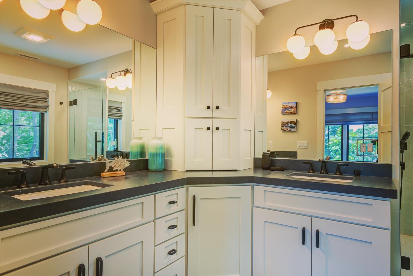 A vanity for two, with plentiful storage making the most of this corner bathroom.
.
.
.
.
#bathroomdesign #mainebuilder #buildersofinsta #coastaldecor #coastalliving #coastalgeneralconstruction