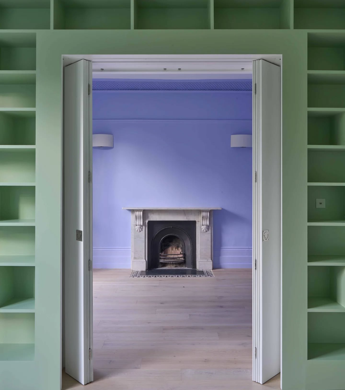 SAM'S FLAT III
SHELVING — MINT III. FRANCESCA'S PAINTS
WALLS — FRENCH LAVENDAR. DESIGNERS GUILD
DOORS — PURE WHITE. FRANCESCA'S PAINTS
PHOTO BY @huxley.ogilvy.photography