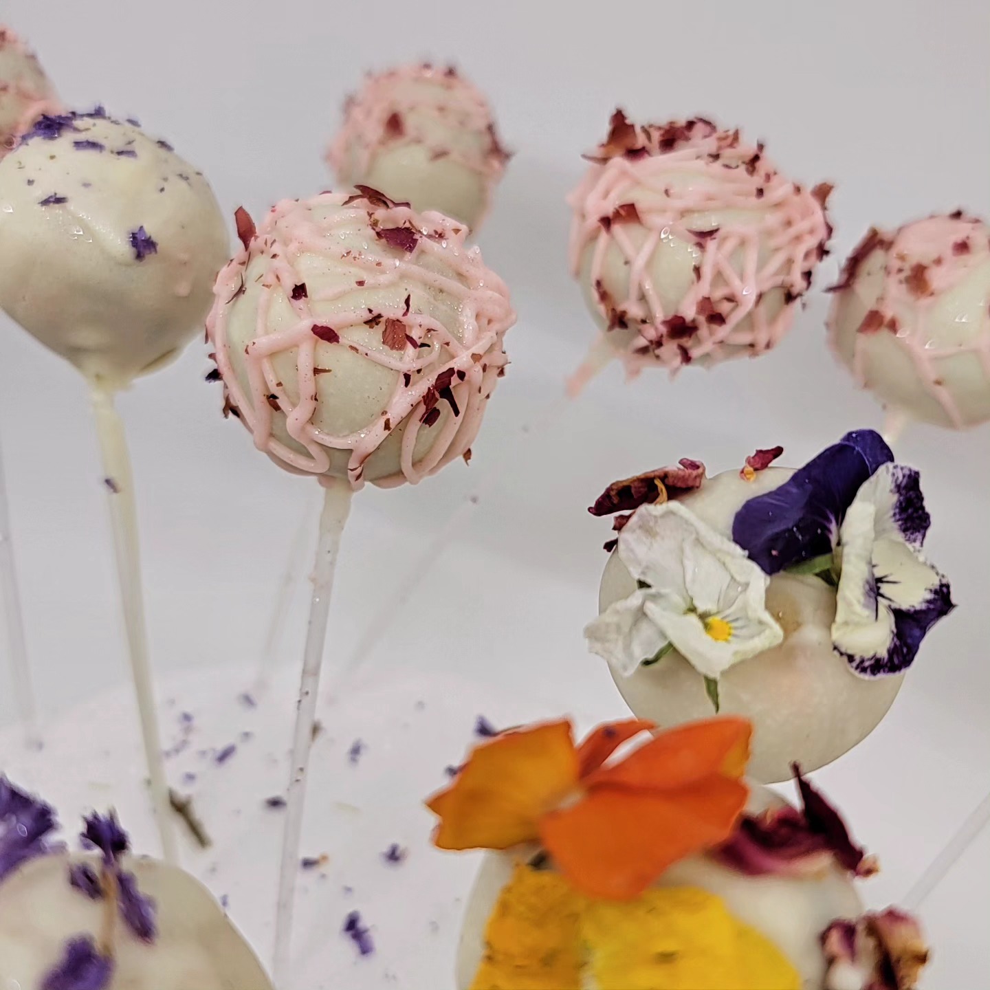 Cake pops, but make them floral 💐
-🎨-
-😎-
-🎂-
#loungincake #loungin #createchillcake #ediblecreationsforall