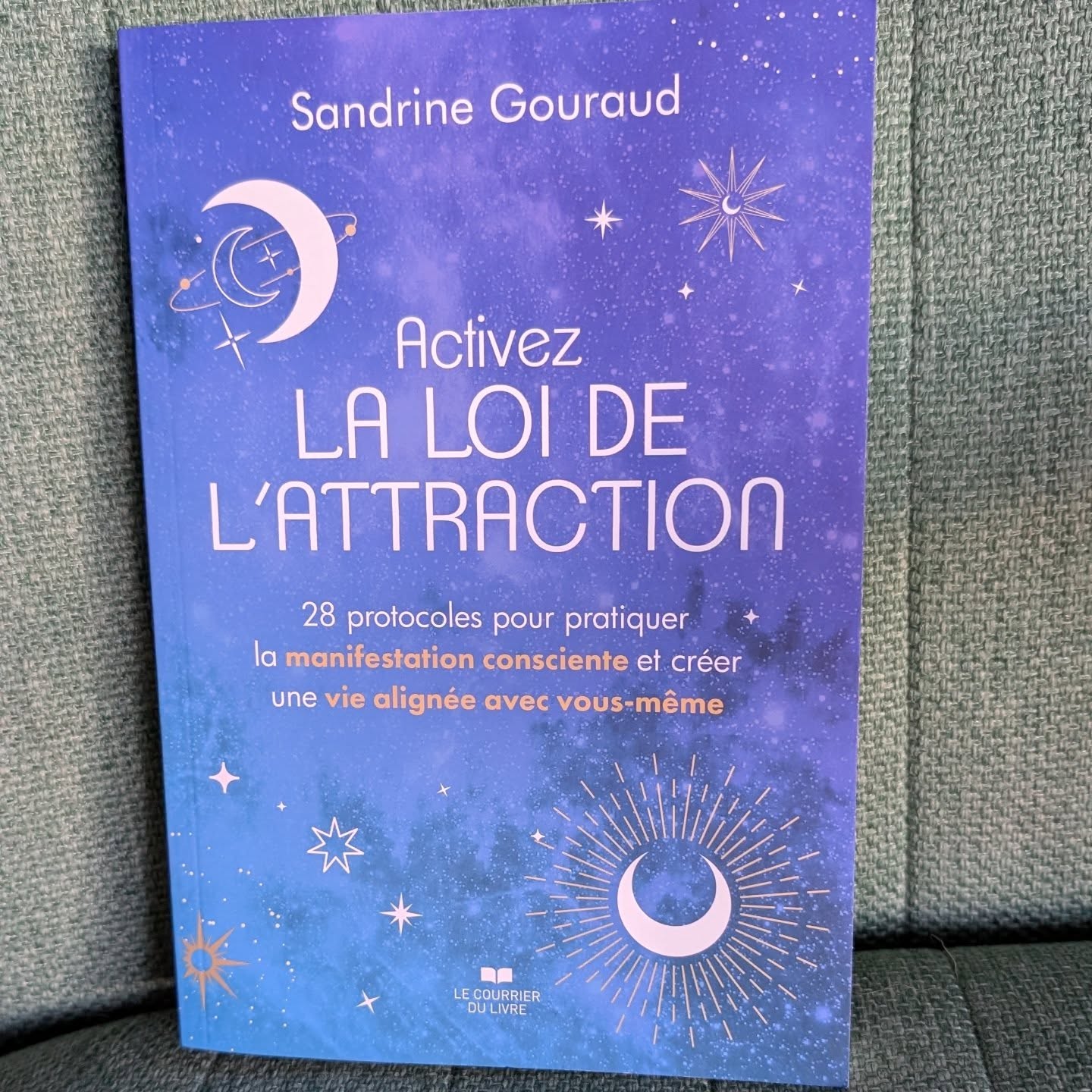 Activez la loi de l'attraction... On imagine quelquefois que la loi de l'attraction est quelque chose de fantasmagorique alors qu'elle repose sur des principes simples. sandymoioui dans son dernier livre l'explique très bien. Elle nous parle de gratitude, de nos pensées, de l'intention, des visualisations, de la patience et comment utiliser toutes ces techniques pour arriver a atteindre nos objectifs, a suivre nos élans de vie. Elle nous parle de synchronicités et de signes. Ces signes que j'ai eu qui m'ont permis par exemple de me former a l'hypnose. Des signes que l'ont ne voit pas toujours, mais qui balisent notre chemin quand on ouvre les yeux. Bref vous y trouverez des recettes faciles à mettre en place, des protocoles agréables à vivre pour vous permettre d'activer la loi de l'attraction et donc de transformer votre vie en créant votre propre réalité.
Merci sandymoioui de mettre à la portée de tous ces outils pour nous aider à nous épanouir pleinement.
#hose #loidelattraction #livre #epanouissement