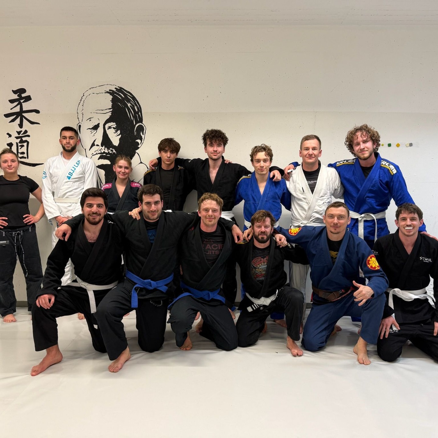 Packed Friday sessions with Maksym! Oss!
Do you have an ASVZ membership or just want to start BJJ in the new year - swing by!
#bjjw #bjjwaedenswil #jiujitsu #bjj