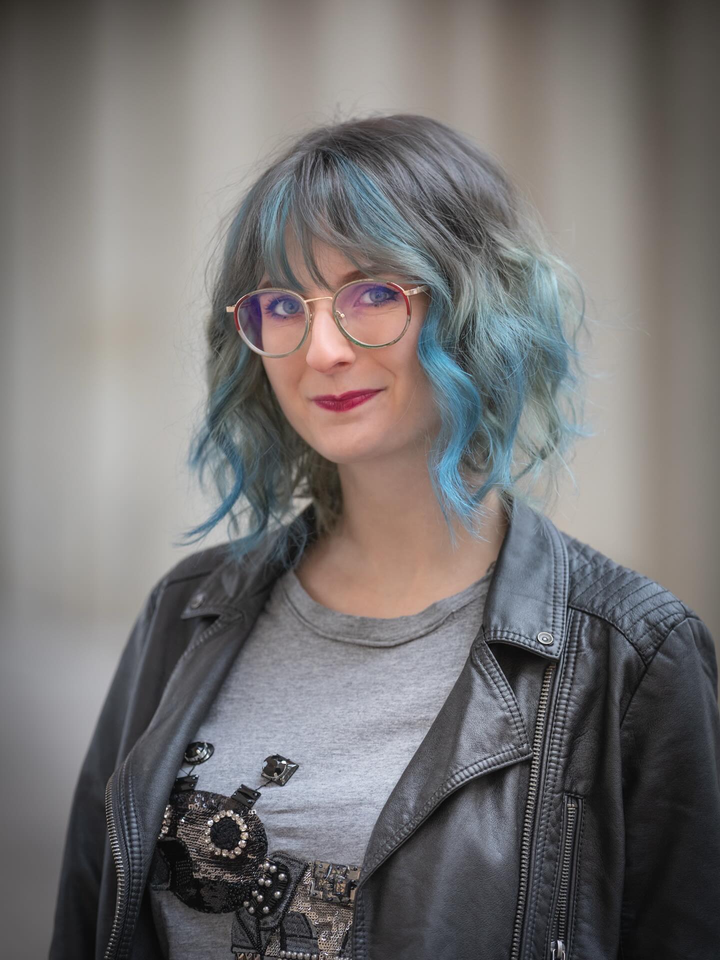 Alles Gute zum Geburtstag an die Recherche-Queen des Kollektivs @philipthephrog! Verlässliche USUS-Quellen verraten, dass Nicki als Autorin genauso vielseitig und mutig ist wie ihre ständig wechselnden Haarfarben. Sie ist eine Expertin für brutale Roasts, obskure Mordmethoden und kann jedes historische Ereignis spannend, ausgefallen und witzig erzählen. Wenn sie nicht gerade Filme schreibt oder als regelrechte Privatdetektivin Recherche-Aufträge erfüllt, kreiert sie Games. Vielseitig eben. Ein Tag ohne Nicki ist grau. Ein Tag mit ihr ist eher lila. Oder Grün. Oder Blau. Je nach Haarfarbe … 🩵
Portrait @fotoromia