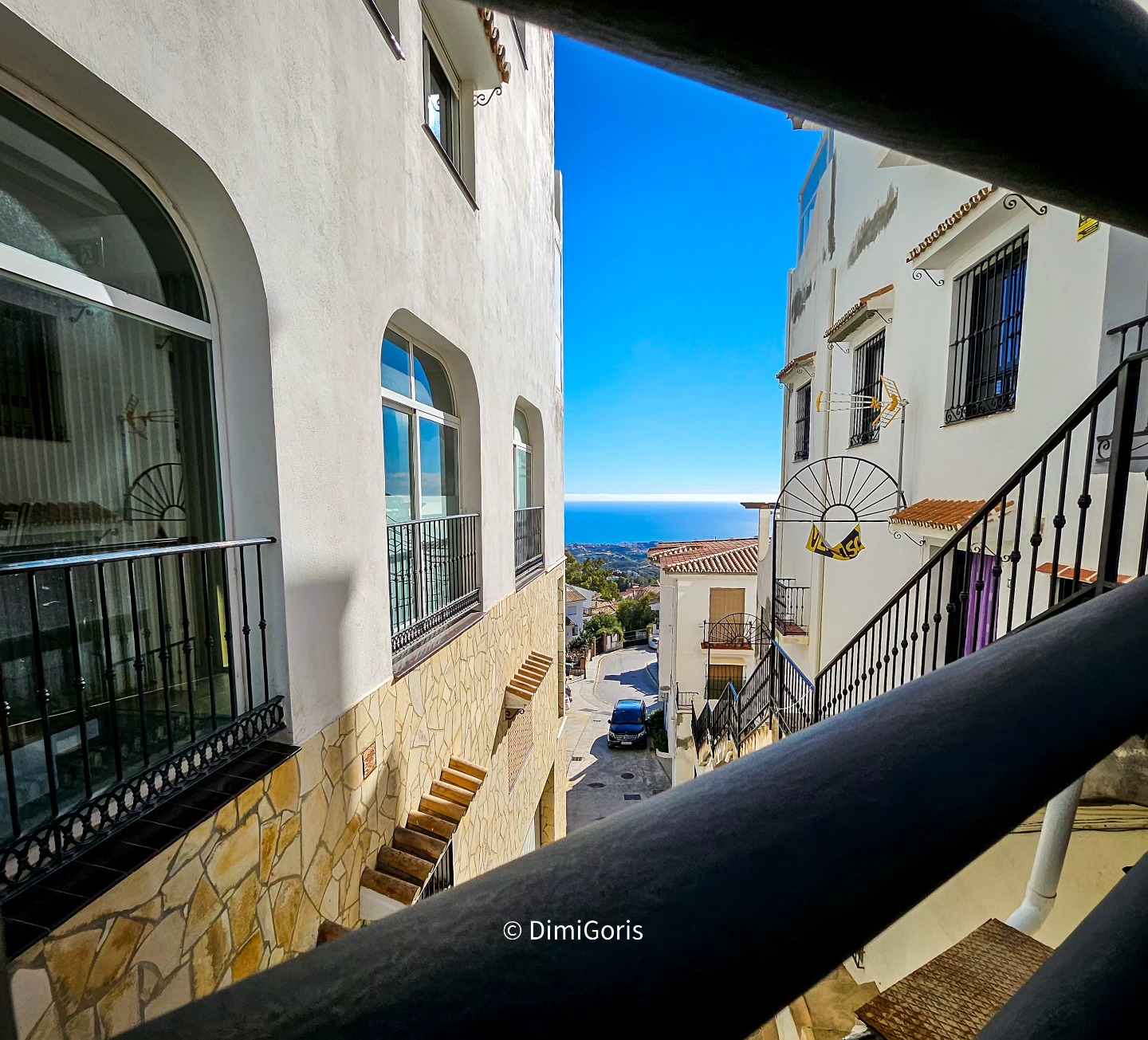 I loved this perspective 📸 but also the colours and the weather 🤭 #seaside #spain #pueblo #colourful #coast #smalltown #photography