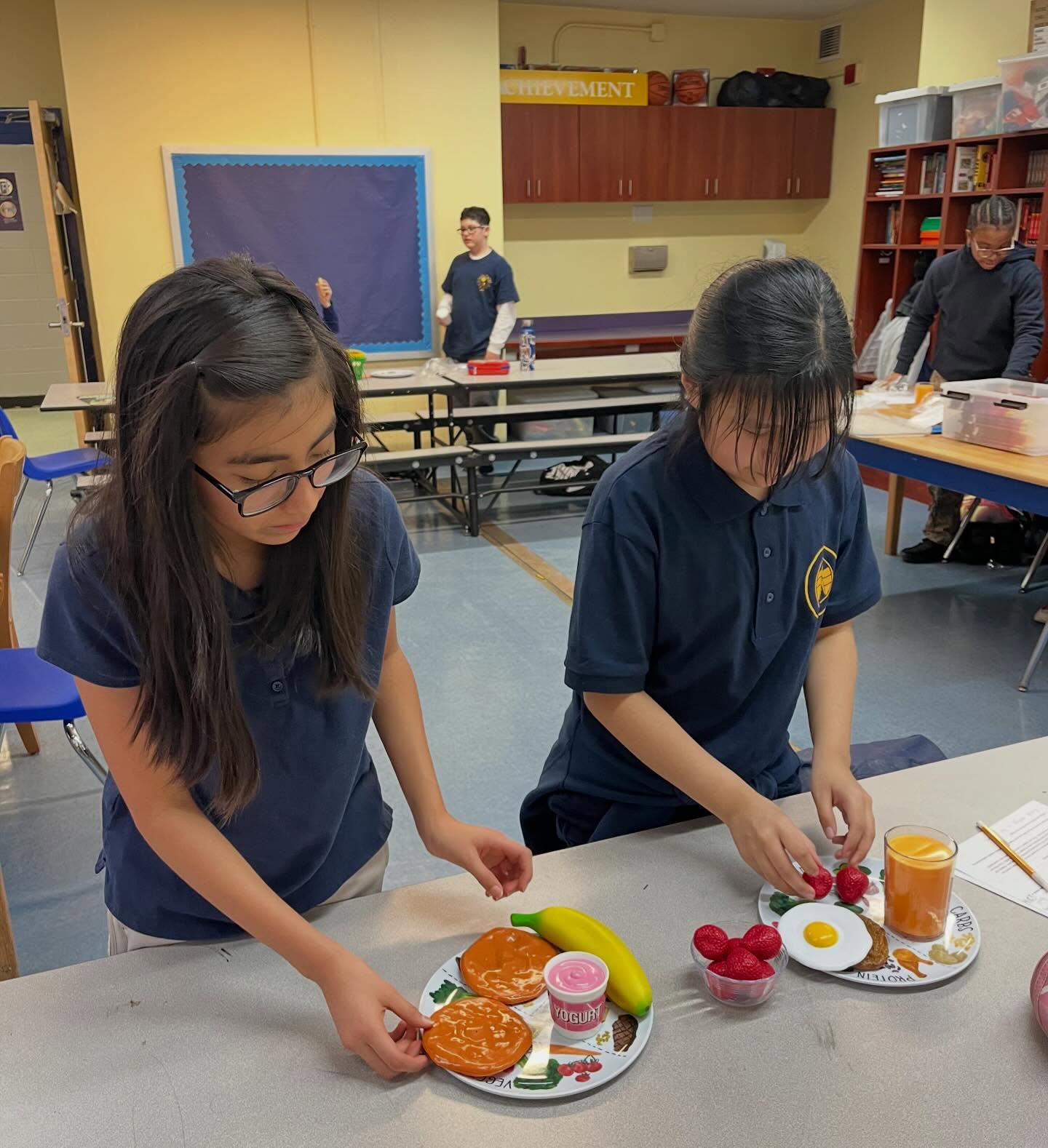 6th grade health students enjoyed creating balanced breakfast plates today. 🍽️ #dlmsfamilia