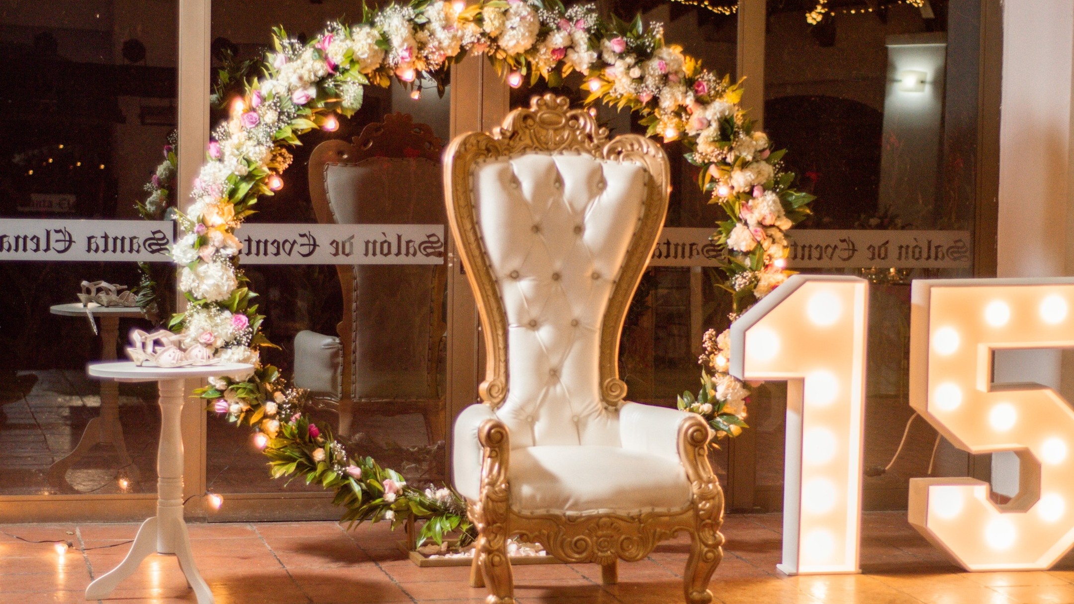 🌟 Celebrando un sueño y el comienzo de una nueva etapa. Nuestro trono de quinceañera brilla con el mismo resplandor que tu futuro. ¡Feliz 15 años! 🎉👑✨ #Quinceañera #eventosbogota #quinceañosbogota #bodasbogota #quinceañosfiesta #eventplanner