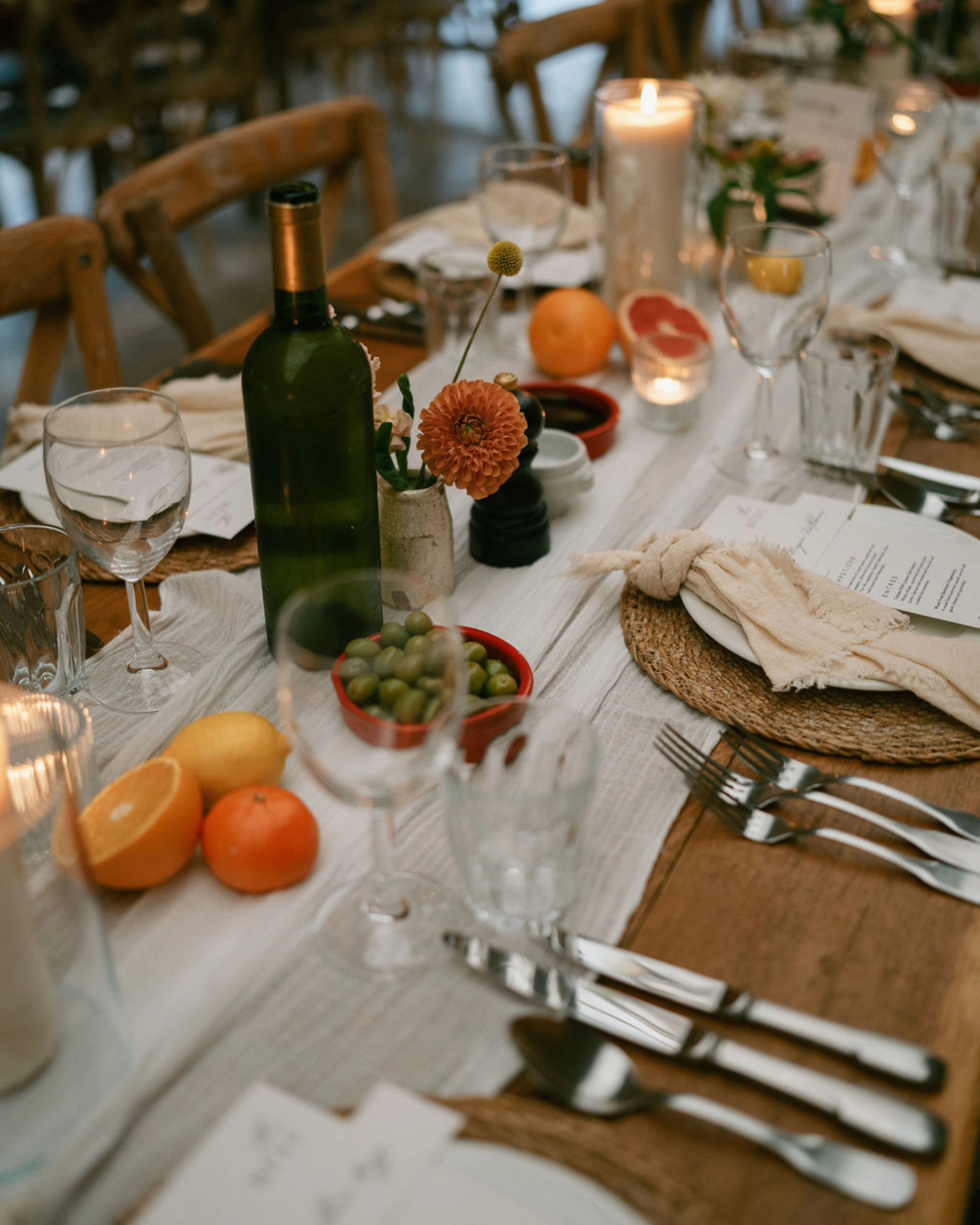Pops of colour on a neutral base is always a winner for tables in my opinion 👌
Photography @toriafrancesphoto
Florals @flowers.in.the.wild
Venue @thorpegarden