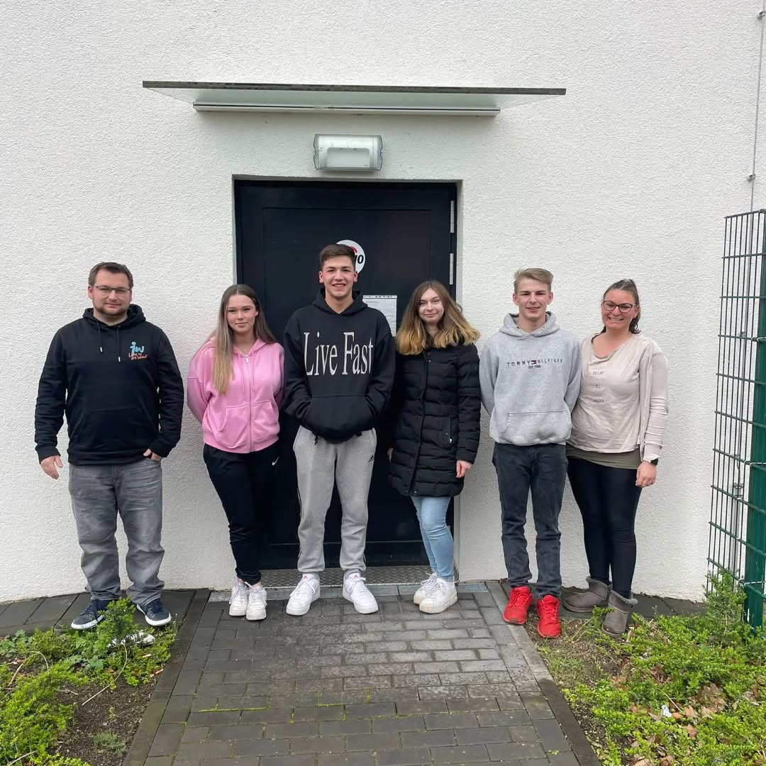 Heute haben unsere Mitglieder einen neuen Vorstand gewählt. Wir gratulieren unserem neuen Vorstand.
Vorsitzende: Lena Meyer & Nick Hambloch
Beisitzer: Anja Wolf & Phillip Trimborn
Die Revision übernehmen Britta Staudt und Dennis Oberhofer
Weitere Informationen zu jnserem Vorstand kommen in Kürze auf www.jugendwerk-awo-erftstadt.de