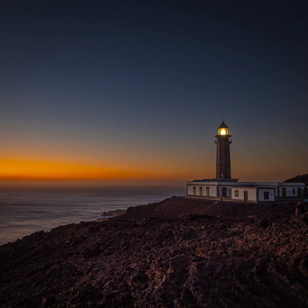 Faro de Orchilla
.
Im Spanischen und Französischem werden Leuchttürme als Faro oder Phare bezeichnet. Der Wortstamm geht auf eines der Sieben Weltwunder zurück: dem Leuchtturm von Pharos. Der Faro de Orchilla ist der westlichste Leuchtturm Spaniens.
.
.
#elhierro #kanaren #insel #kanarischeinsel #leuchtturm #lighthouse #light #licht #meer #altlanticocean #atlantik #leica #leicacamera #leicam #leicasl2s #leicaphoto #leicaphotography #leicaimages #leica_camera #leicamonochrom #leica_world #voigtlander #sigma #sigma2470art #herbst #picoftheday #bestpicoftheday #picofthedays #thepicoftheday #allesfürdasbestebild