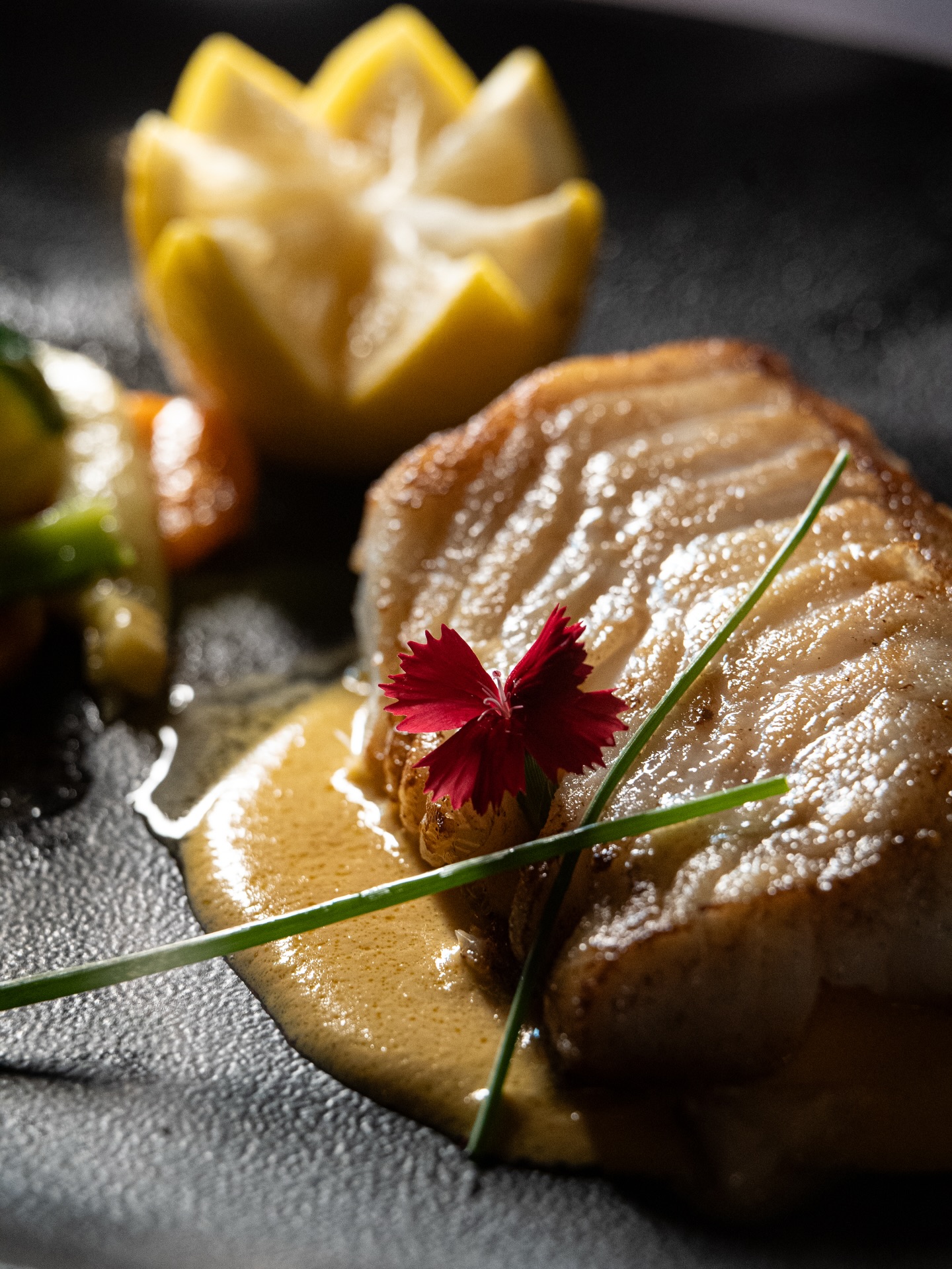 Le plaisir des bonnes choses. ✨
Une belle pièce de poisson, une sauce onctueuse et une touche de fraîcheur : il n’en faut pas plus pour passer un bon moment. On vous prépare une table pour ce midi ?
#cuisine #française