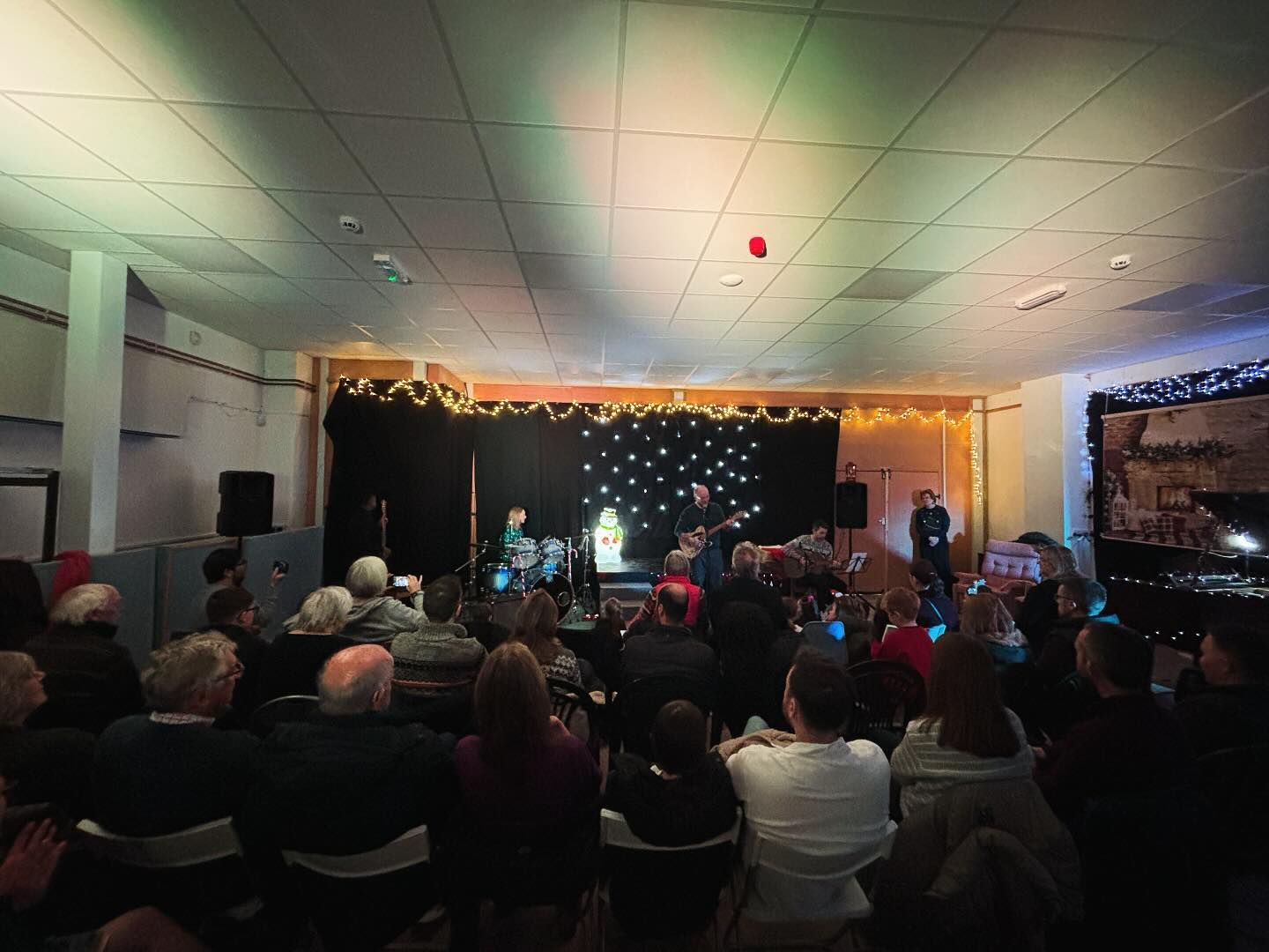 We had 2 fab shows on Sunday! A huge congratulations to all the children who performed 🎭
We hope you all enjoyed it as much as we did ❤️
Our amount raised for Sunshine & Smiles will be on a separate post in a few days 🎄
Don’t forget - Choir are performing at Halifax Piece Hall on Sunday!