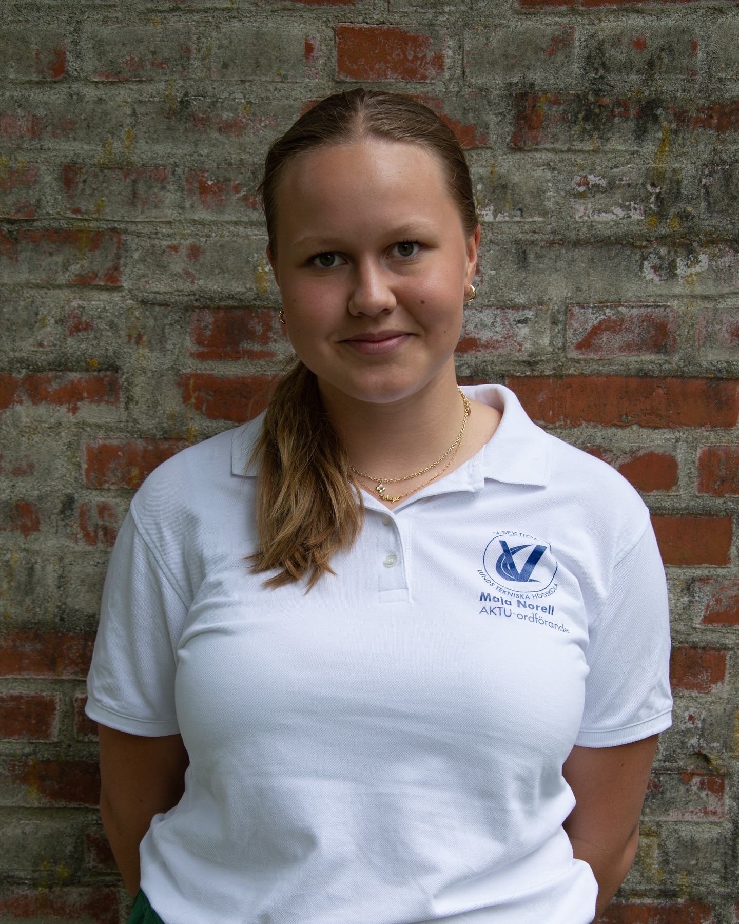 Aktivitetsutskottsordförande Maja Norell
Hej jag heter också Maja. Som AktU-ordförande leder jag sektionens aktivitetsutskott, som utöver mig består av en sportchef och sex aktuverade. Vår uppgift är att arrangera olika typer av aktiviteter som vi tror att sektionens medlemmar kan uppskatta, för att skapa en god stämning och främja sammanhållningen på sektionen. Vi håller exempelvis i veckovisa löpkvällar på måndagar, samt sportkvällar på tisdagar. Utöver det anordnar vi massa roliga events såsom allt från padel, volleybollturneringar till pubar och cykelfester.
Som AktU-ordförande bildar jag, tillsammans med kårens aktivitetssamordnare och de andra sektionernas aktivitetsutskotts-ordföranden, aktukolliget. Vi arbetar för att öka gemenskapen mellan alla andra sektioner, delvis genom att anordna sektionsöverskridande evenemang.
Om du har några frågor gällande AktU som utskott, eller bara är lite pratsjuk, tveka inte att höra av dig eller rycka tag i mig i skolan.
Tre snabba med ”Nellan”
Bunke eller tratt?
Bunke såklart
Bastu eller kyrkogård?
Bastu, varmare där ju
Platta eller runda?
Vänsterhanden